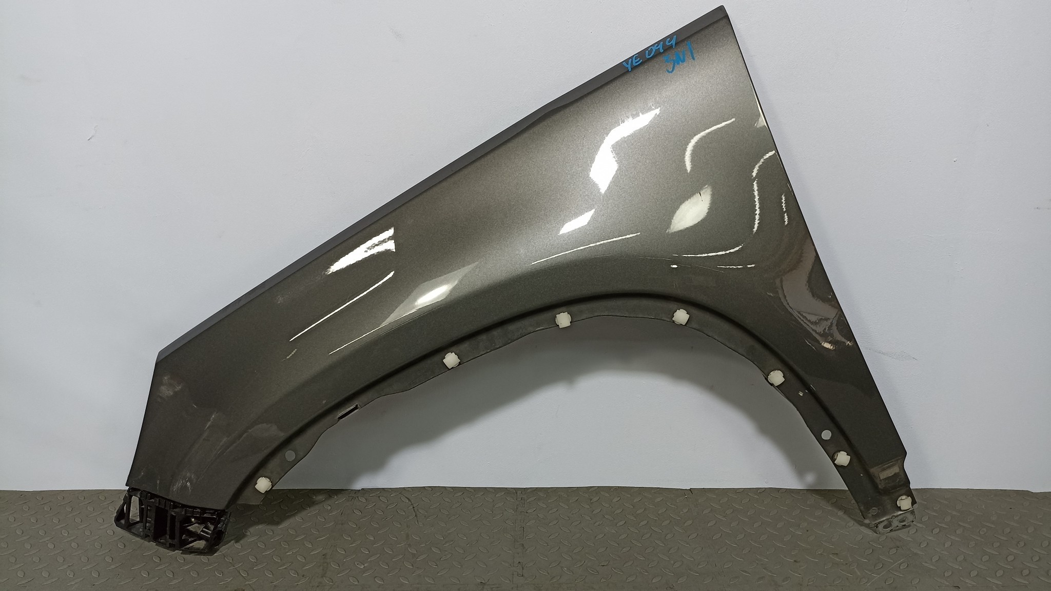 КРЫЛО VOLKSWAGEN TIGUAN 5N0821105A ПЕРЕДНЕЕ ЛЕВОЕ серый, LD7R YE044