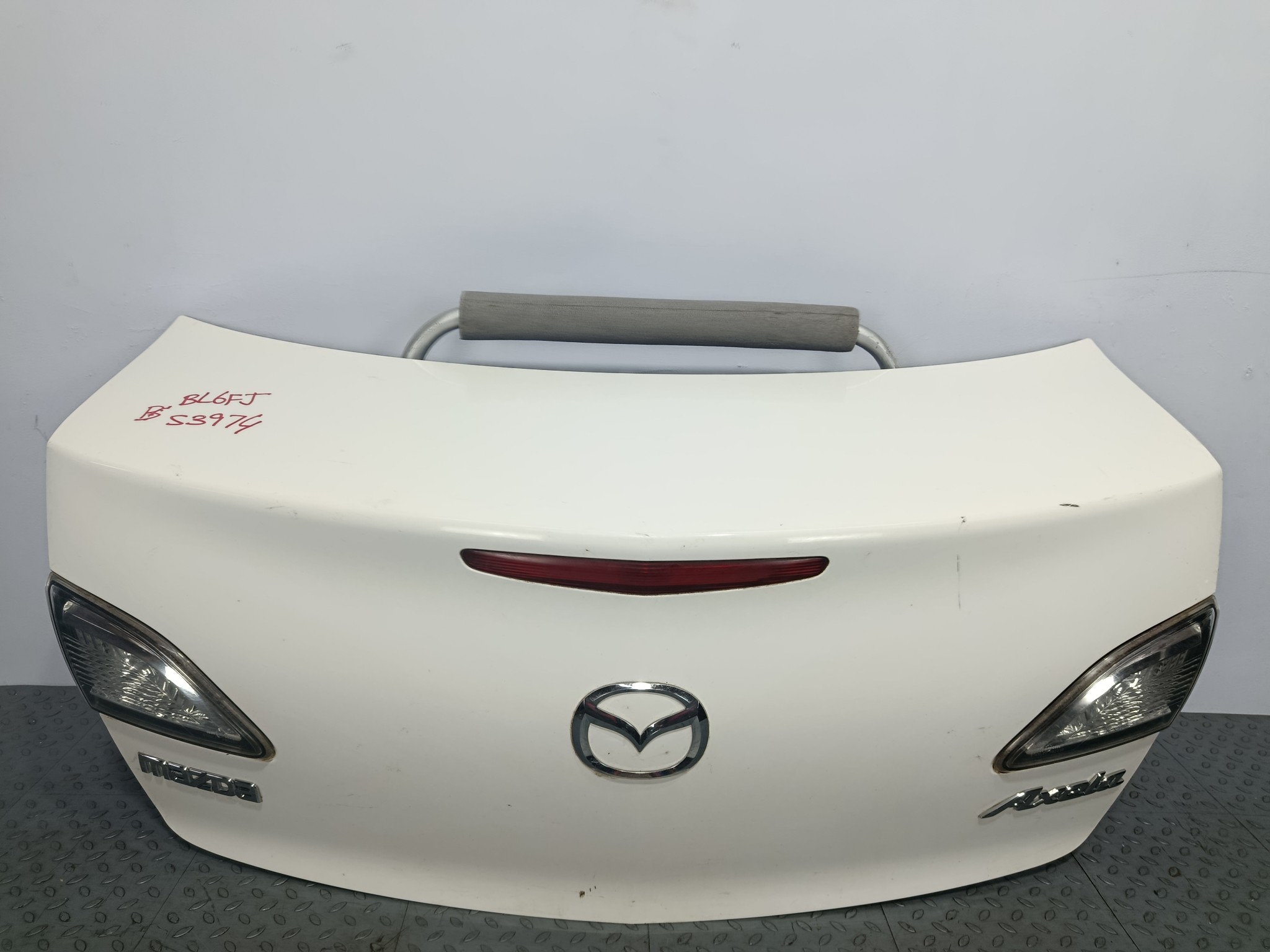 КРЫШКА БАГАЖНИКА MAZDA AXELA MAZDA3 BBY45261XC  белый, A4D S3974
