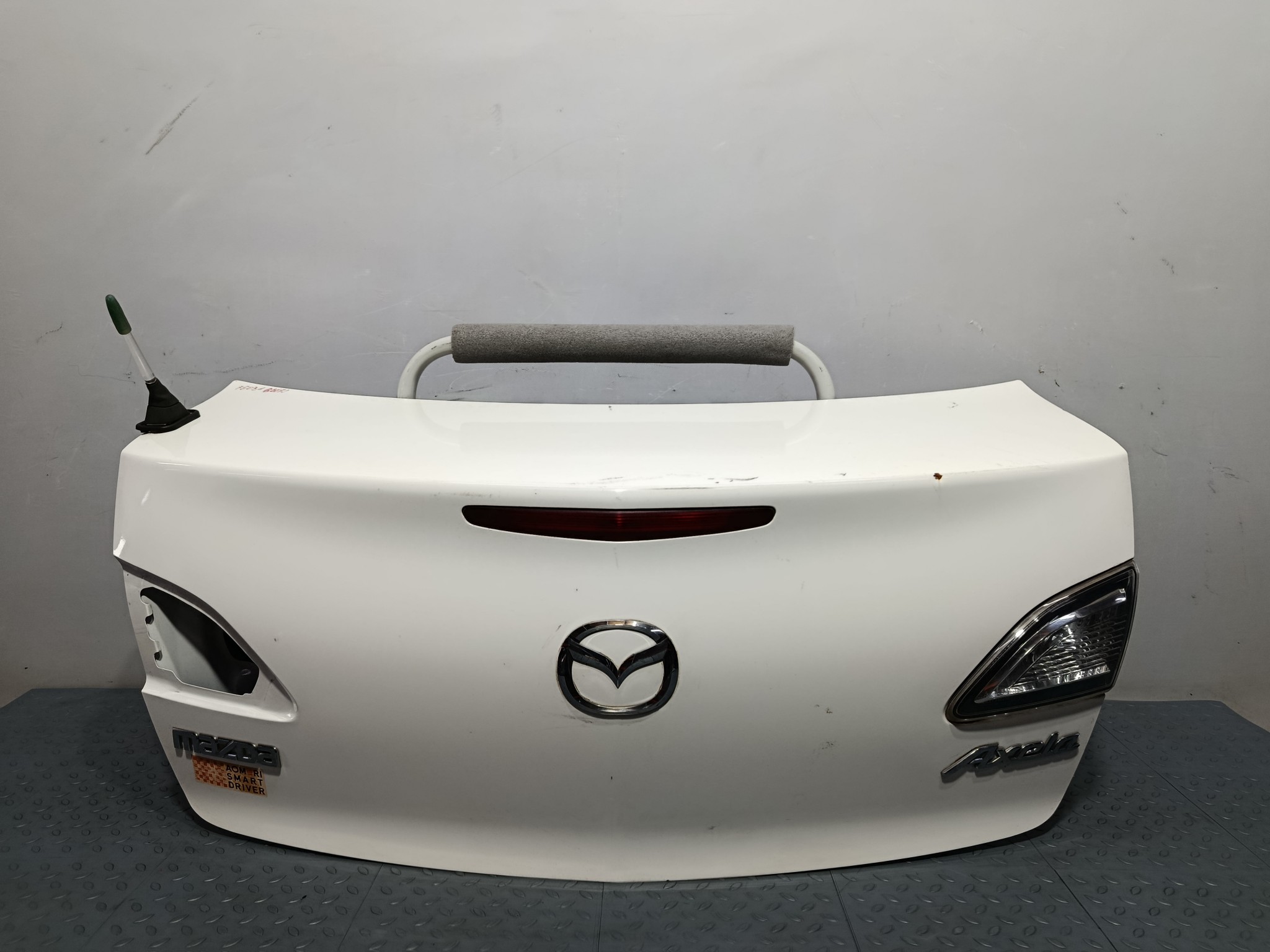 КРЫШКА БАГАЖНИКА MAZDA AXELA MAZDA3 BBY45261XC  белый, A4D FE031