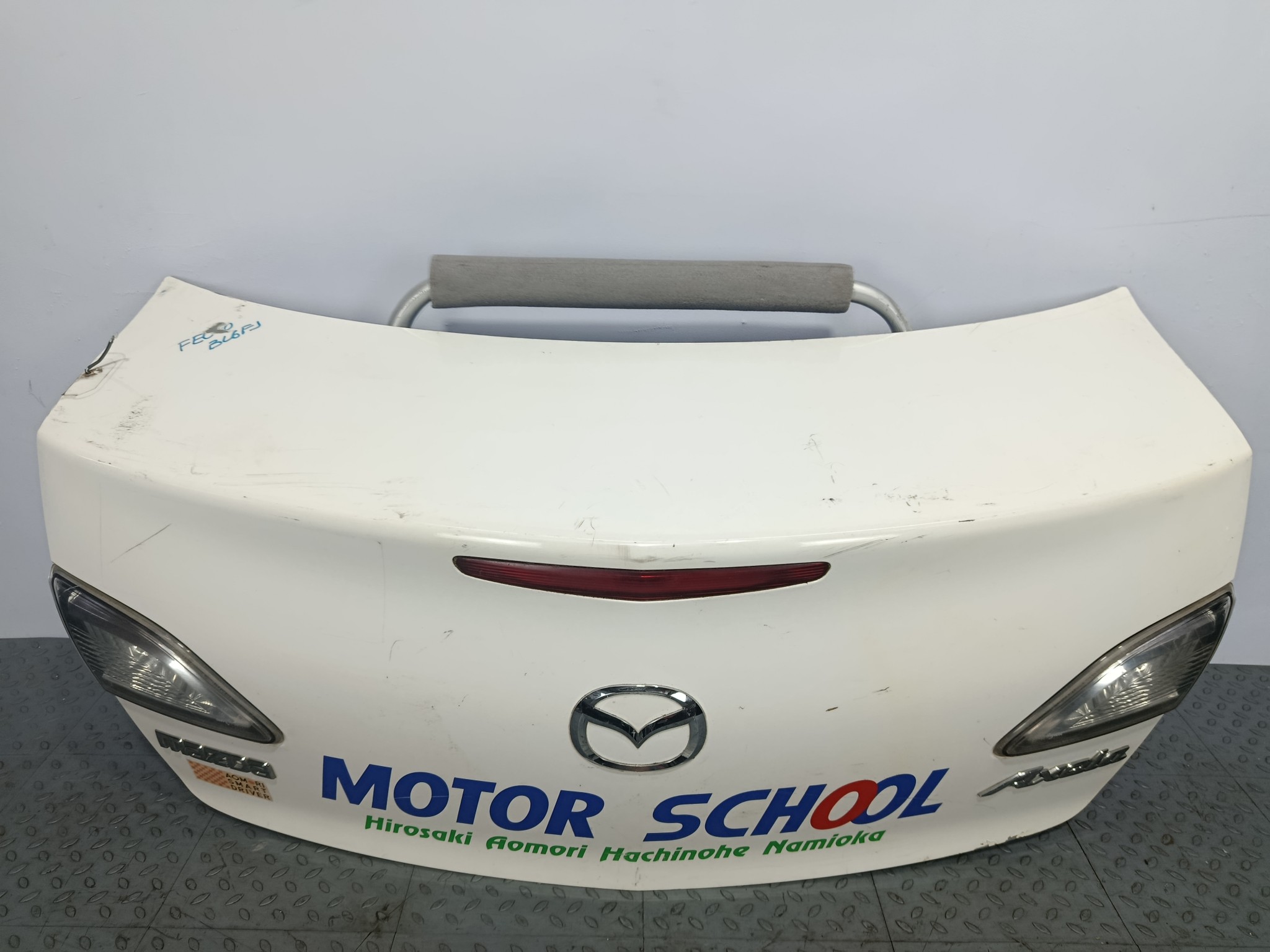 КРЫШКА БАГАЖНИКА MAZDA AXELA MAZDA3 BBY45261XC  белый FE040