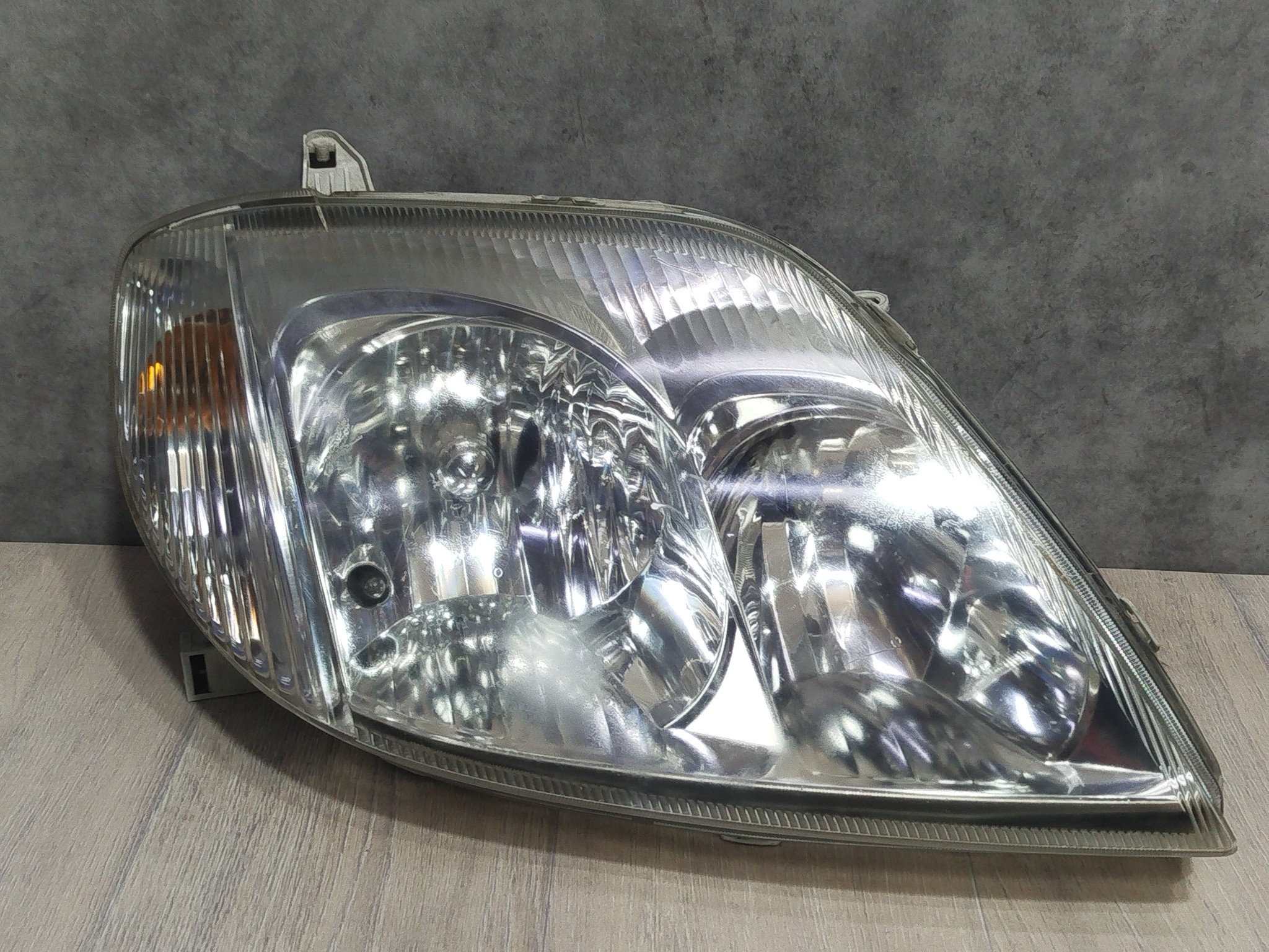 ФАРА TOYOTA ПРАВАЯ 811301E690  DY987