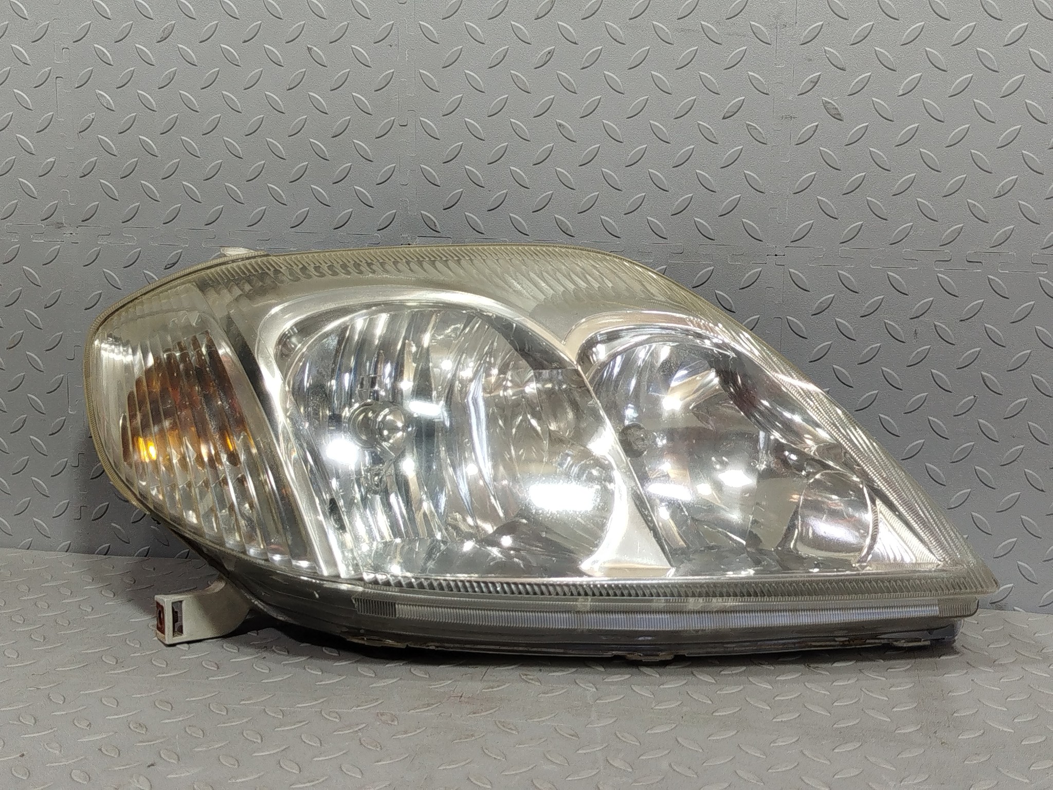 ФАРА TOYOTA ПРАВАЯ 811301E690  DY248Z