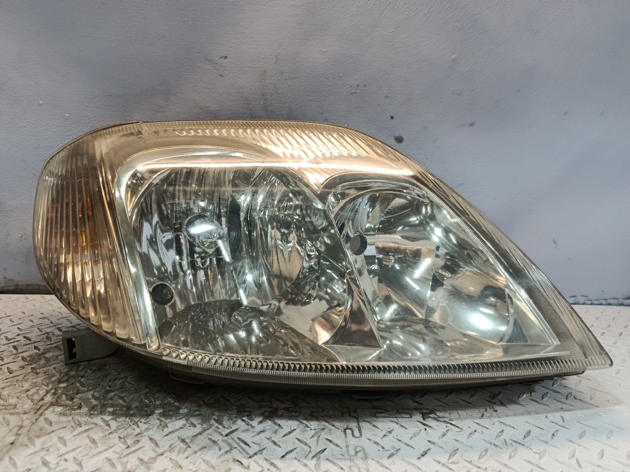 ФАРА TOYOTA ПРАВАЯ 811301E690  DY931Z