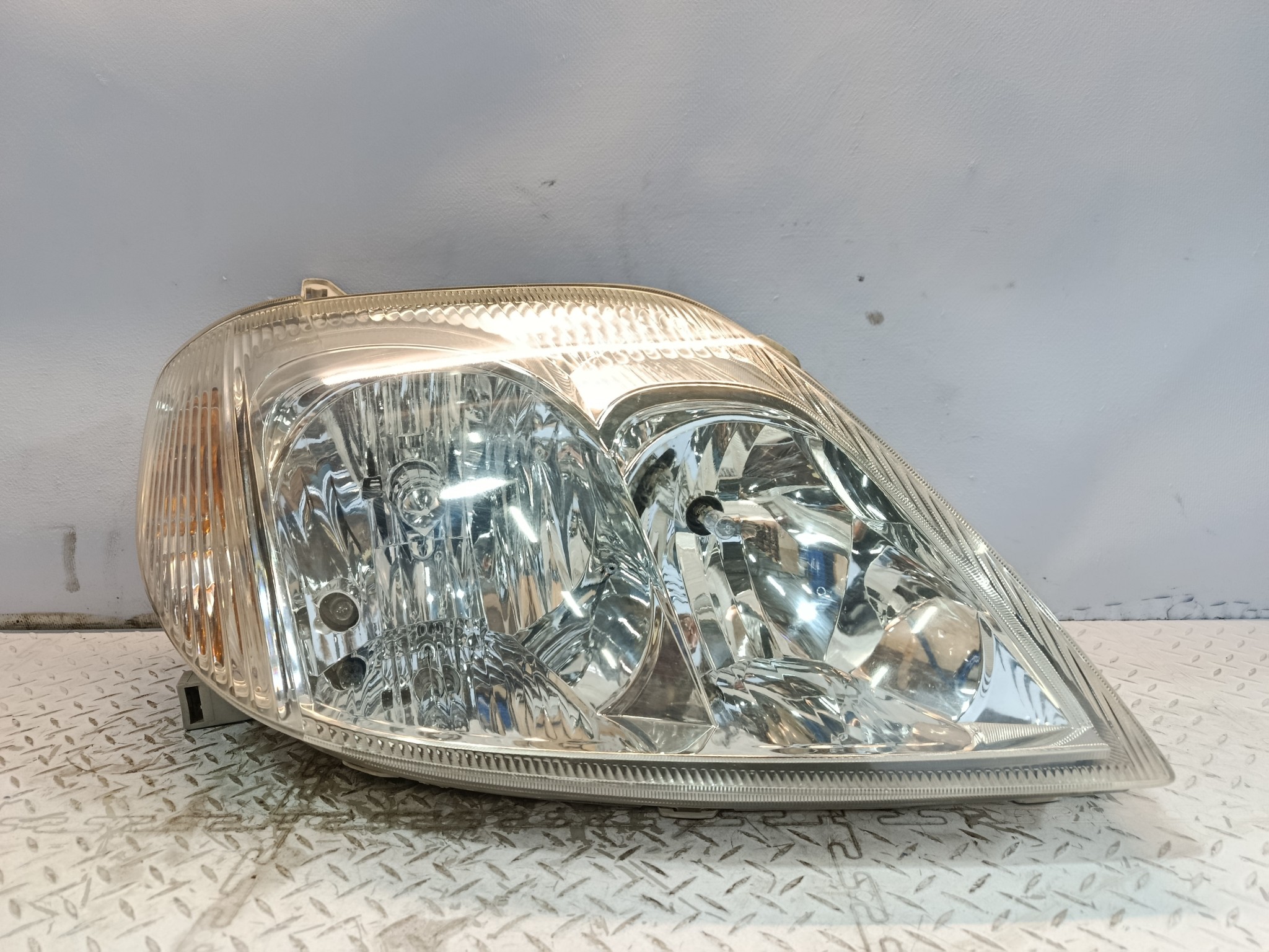 ФАРА TOYOTA ПРАВАЯ 811301E690  DY529Z