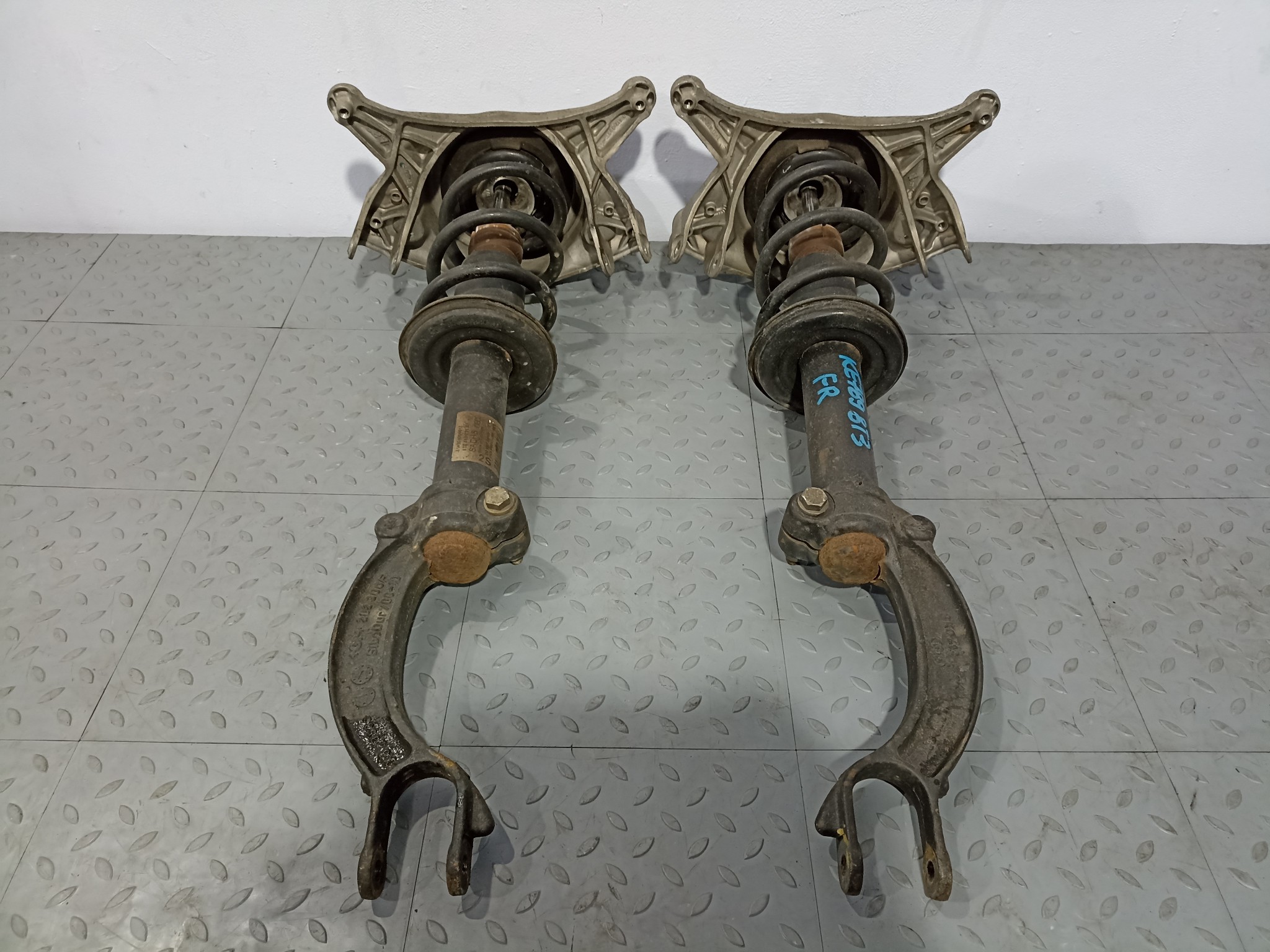 СТОЙКА ХОДОВКИ AUDI ПЕРЕДНЯЯ ПРАВАЯ ЛЕВАЯ 8T0413031Q KE789