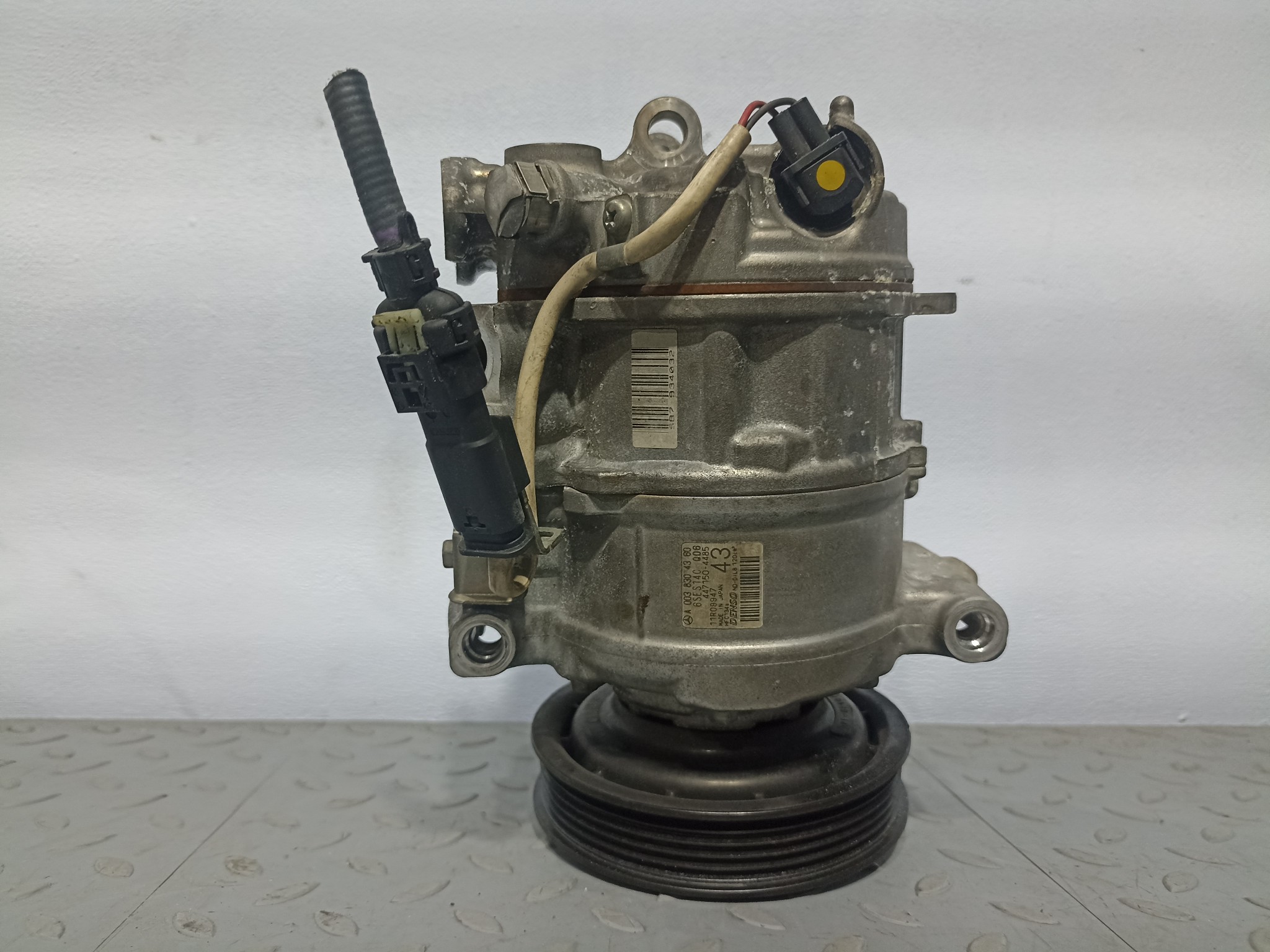 КОМПРЕССОР КОНДИЦИОНЕРА MERCEDES-BENZ A0038304360 YE095Z