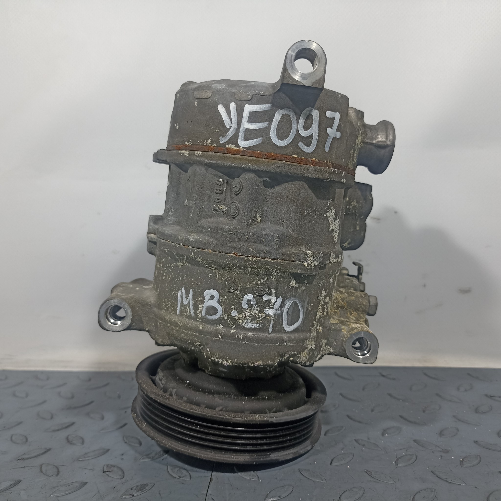 КОМПРЕССОР КОНДИЦИОНЕРА MERCEDES-BENZ A0038304360 YE097Z