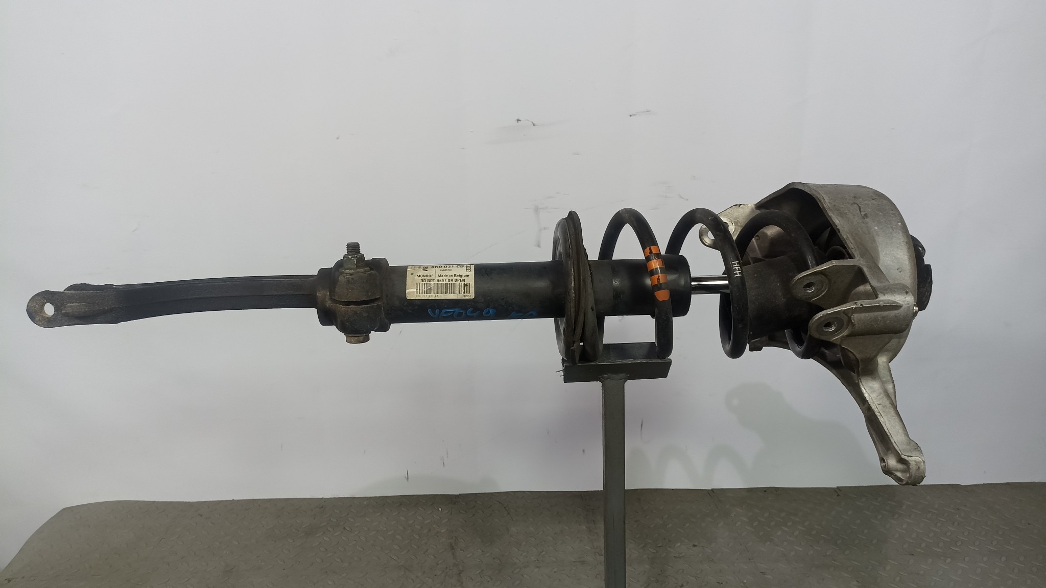 СТОЙКА ХОДОВКИ AUDI ПЕРЕДНЯЯ ЛЕВАЯ 8K0413031CB YE049