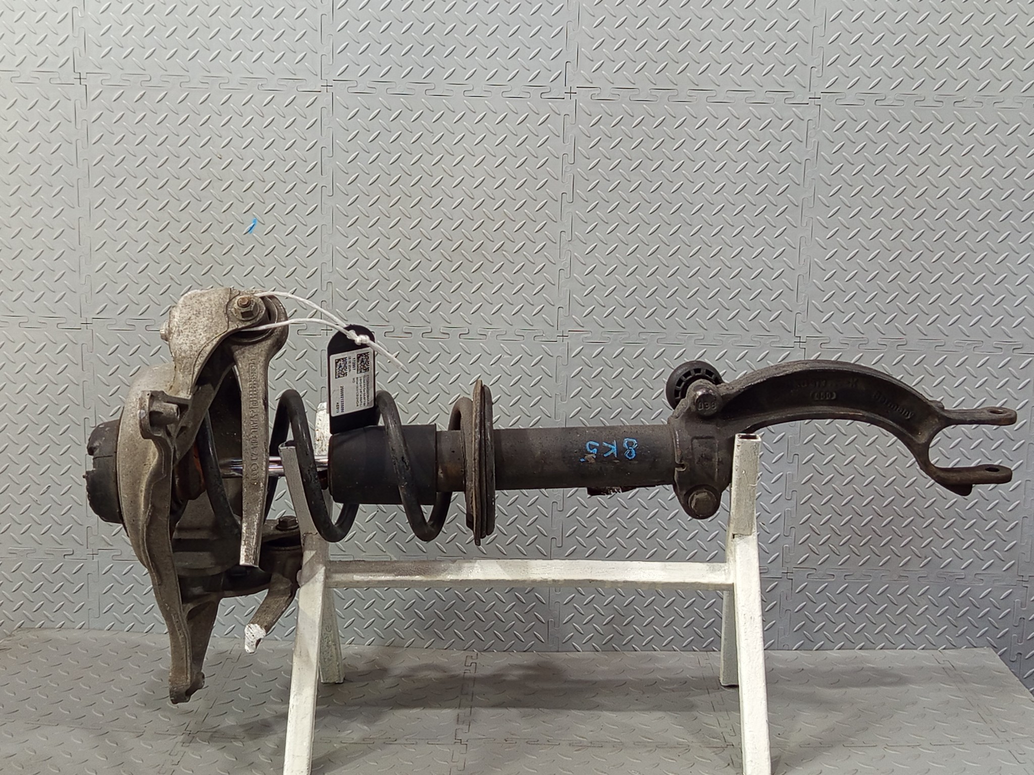 СТОЙКА ХОДОВКИ AUDI ПЕРЕДНЯЯ ЛЕВАЯ 8K0413031CB KE813