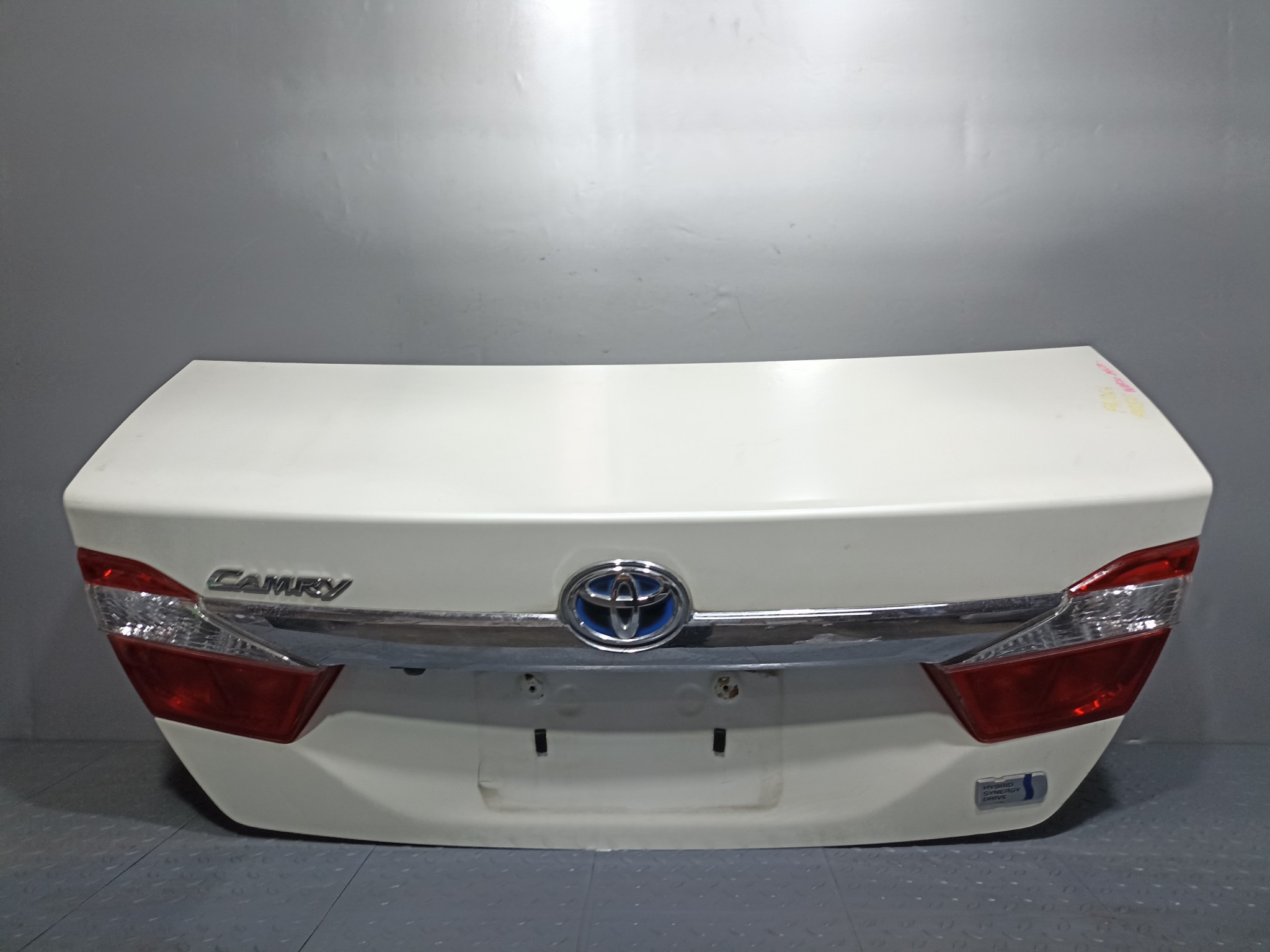 КРЫШКА БАГАЖНИКА TOYOTA DAIHATSU ALTIS CAMRY 6440133570  белый, 070 FA1066