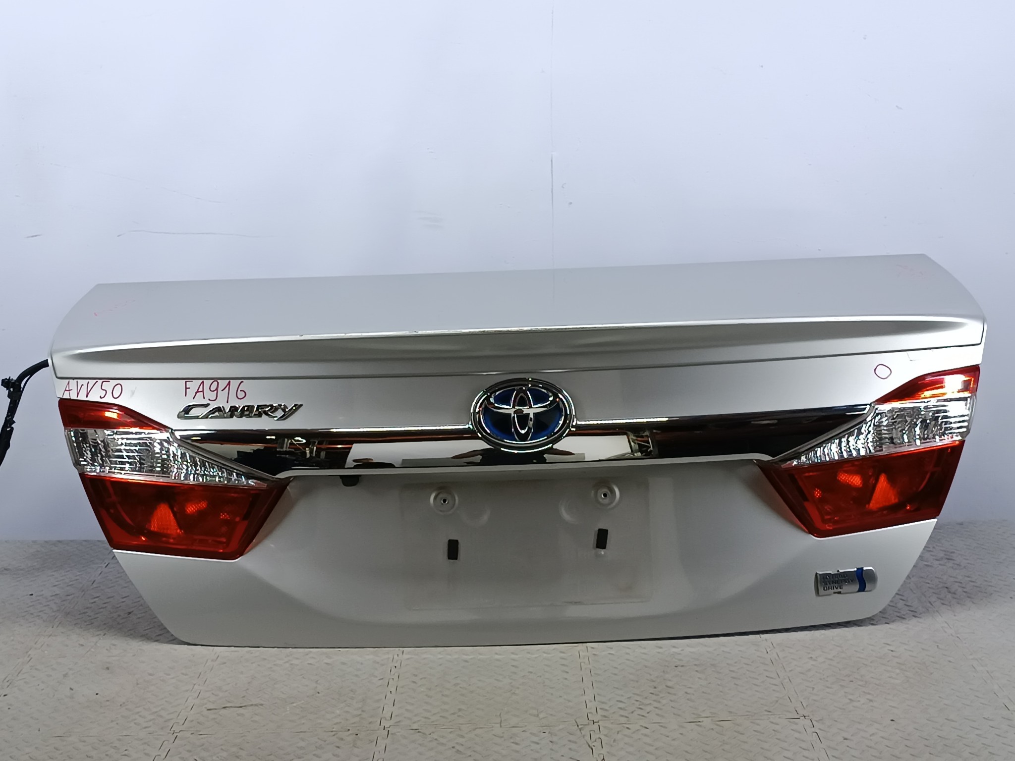 КРЫШКА БАГАЖНИКА TOYOTA DAIHATSU ALTIS CAMRY 6440133570  серебро, 1F7 FA916