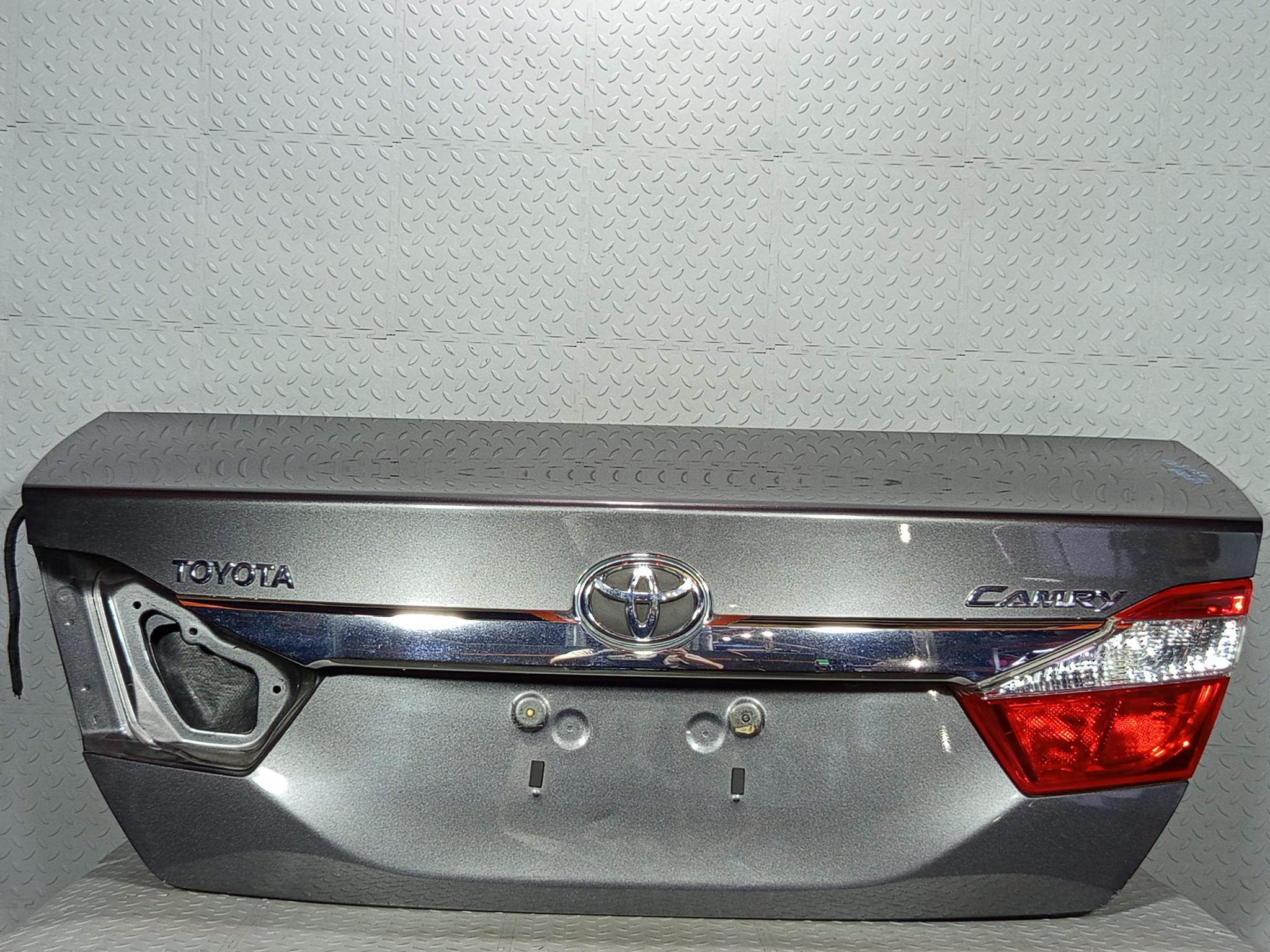 КРЫШКА БАГАЖНИКА TOYOTA DAIHATSU ALTIS CAMRY 6440133570  серый, 1G3 YE004