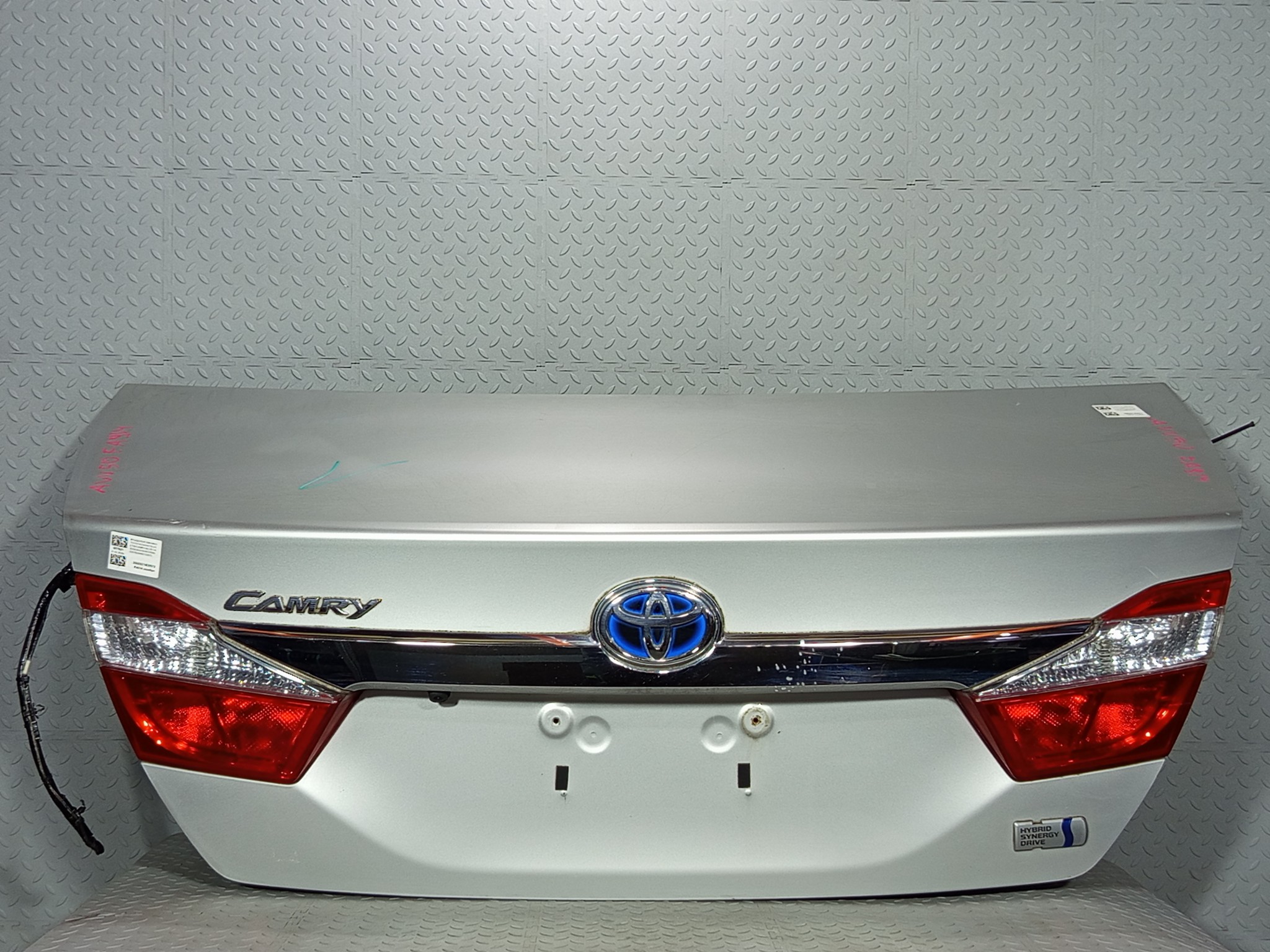 КРЫШКА БАГАЖНИКА TOYOTA DAIHATSU ALTIS CAMRY 6440133570  серебро FA914