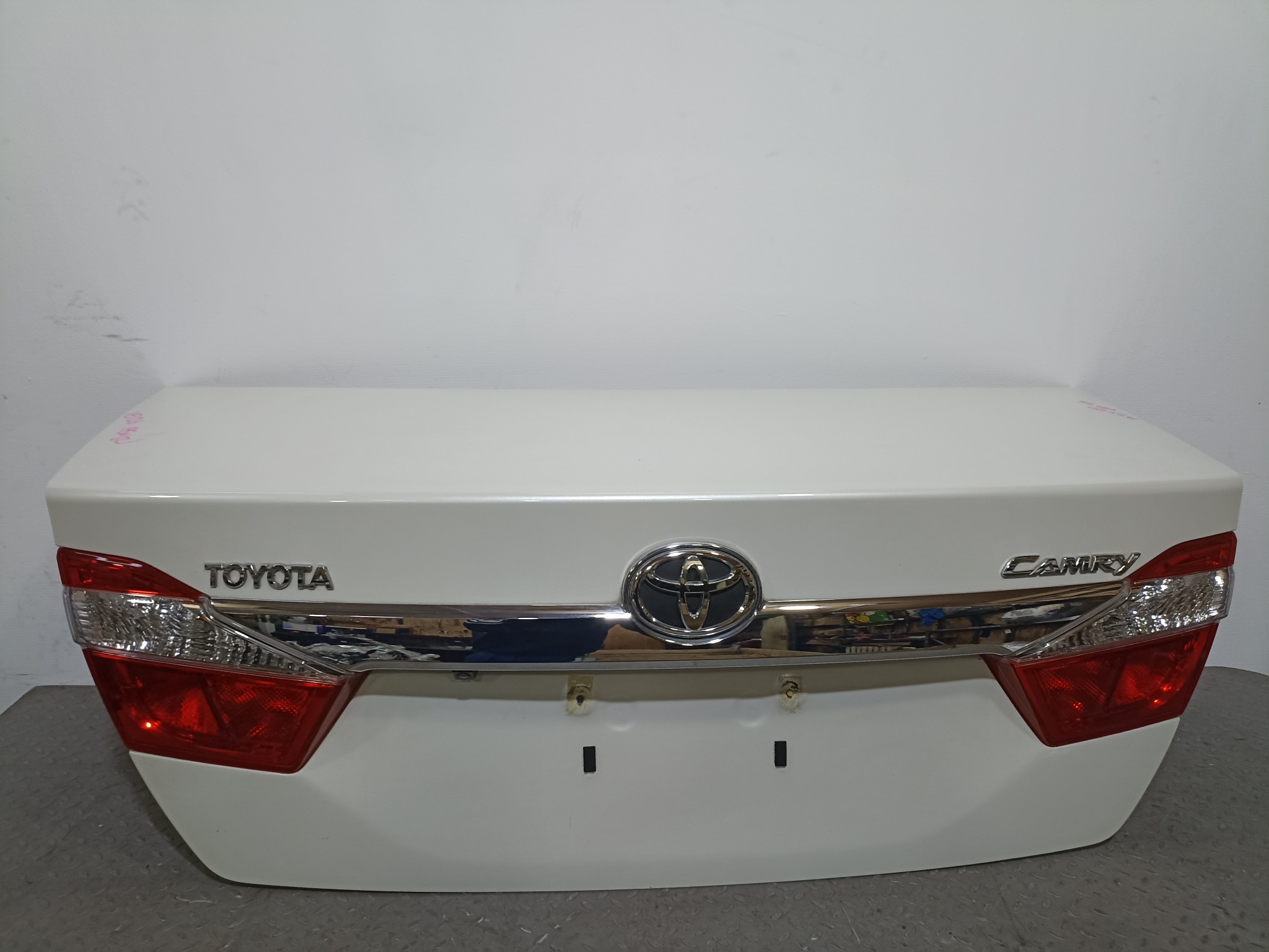 КРЫШКА БАГАЖНИКА TOYOTA DAIHATSU ALTIS CAMRY 6440133570 белый, 070 YE126