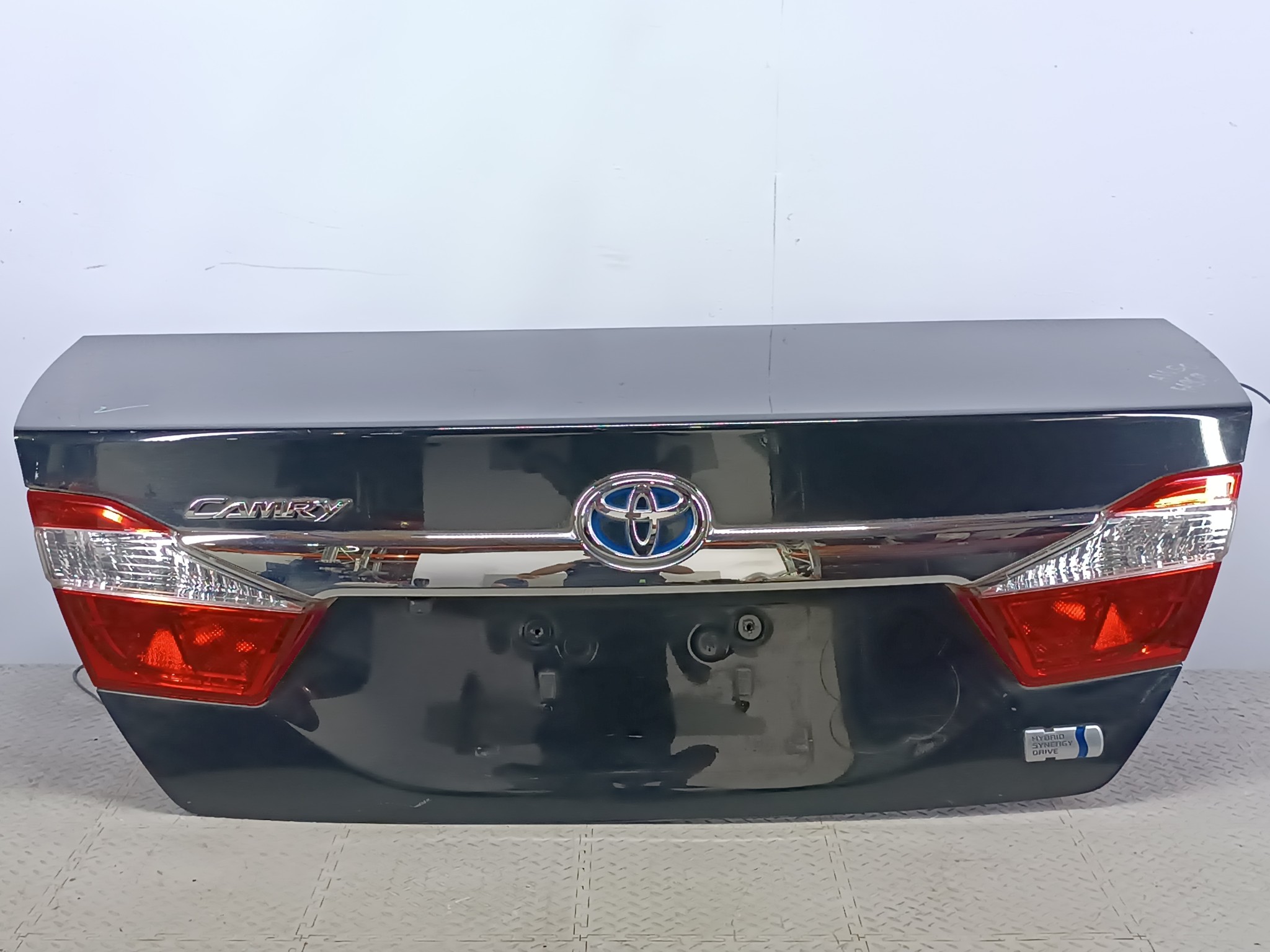 КРЫШКА БАГАЖНИКА TOYOTA DAIHATSU ALTIS CAMRY 6440133570  черный, 218 FA909