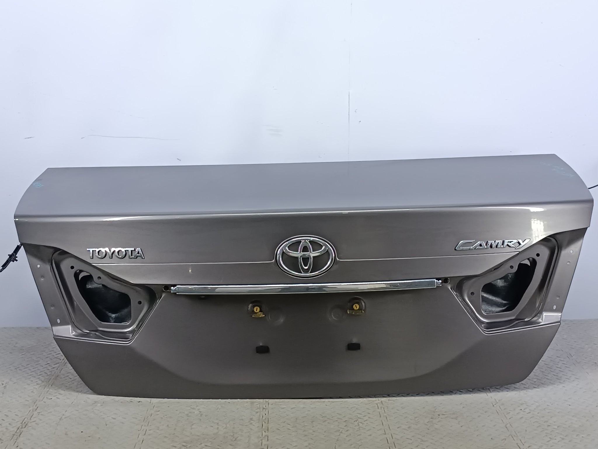 КРЫШКА БАГАЖНИКА TOYOTA DAIHATSU ALTIS CAMRY 6440133570  серый, 1H1 YE013