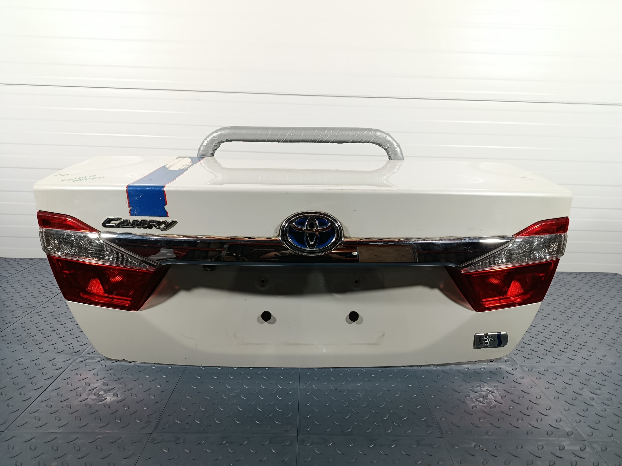 КРЫШКА БАГАЖНИКА TOYOTA DAIHATSU ALTIS CAMRY 6440133570  белый перламутр, 070 FA1010