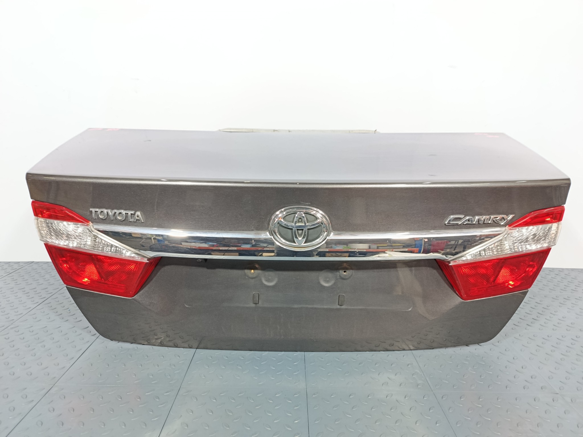 КРЫШКА БАГАЖНИКА TOYOTA DAIHATSU ALTIS CAMRY 6440133570  серый, 1G3 YE076