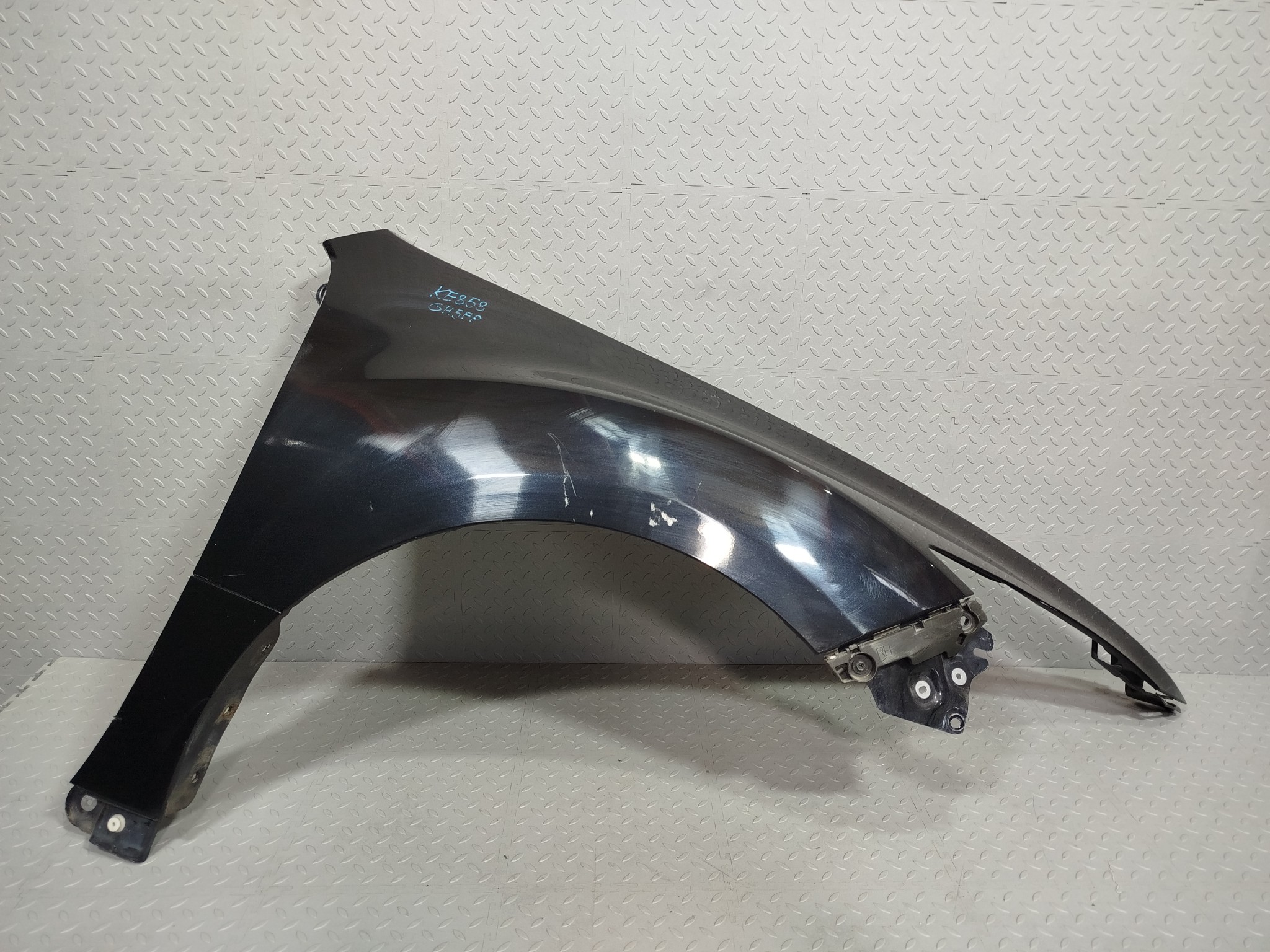 КРЫЛО MAZDA ATENZA MAZDA6 GS1D52110C ПЕРЕДНЕЕ ПРАВОЕ  черный, 16W KE858