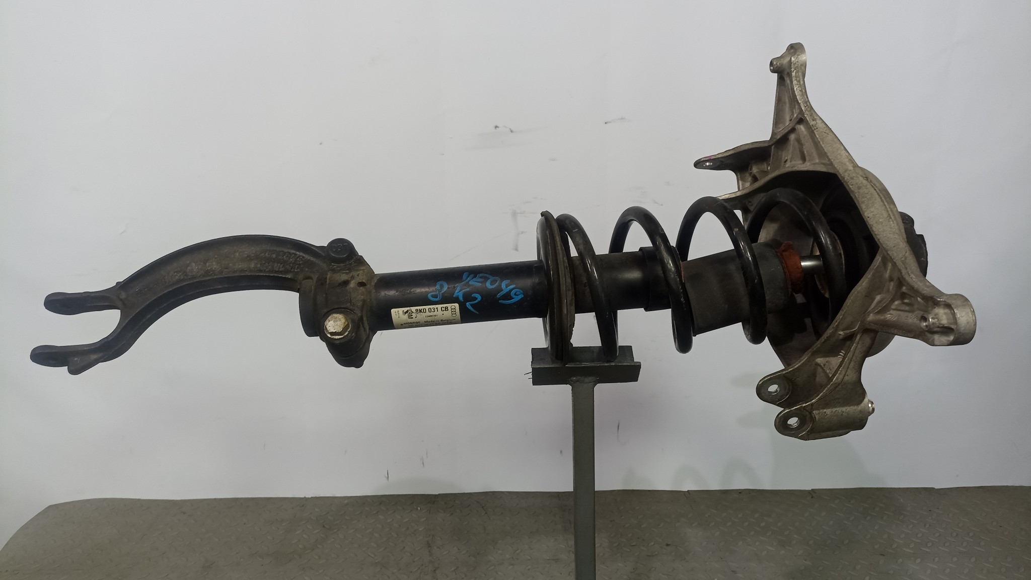 СТОЙКА ХОДОВКИ AUDI ПЕРЕДНЯЯ ПРАВАЯ 8K0413031CB YE049