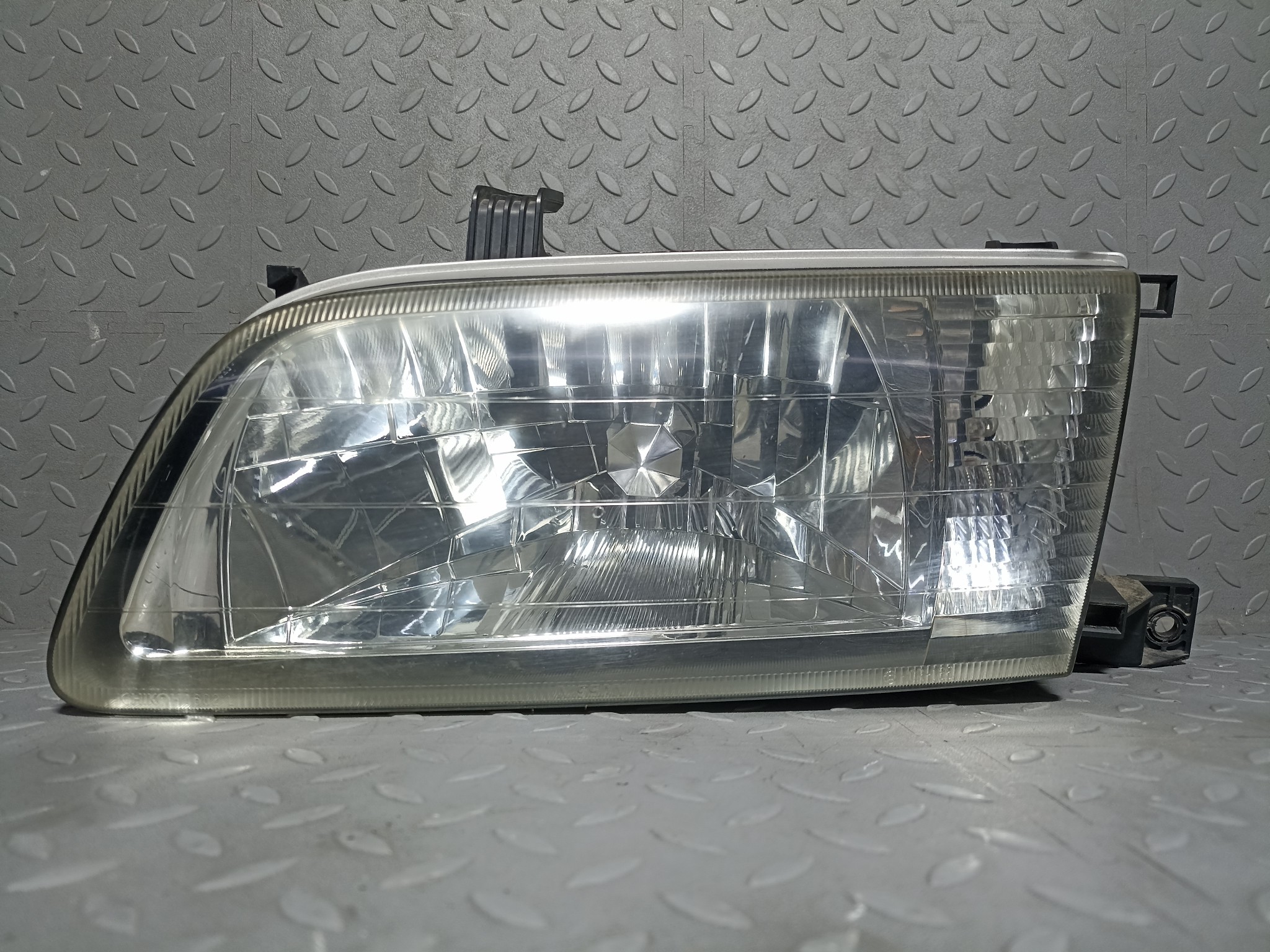 ФАРА NISSAN ЛЕВАЯ 260604M429  S4131Z