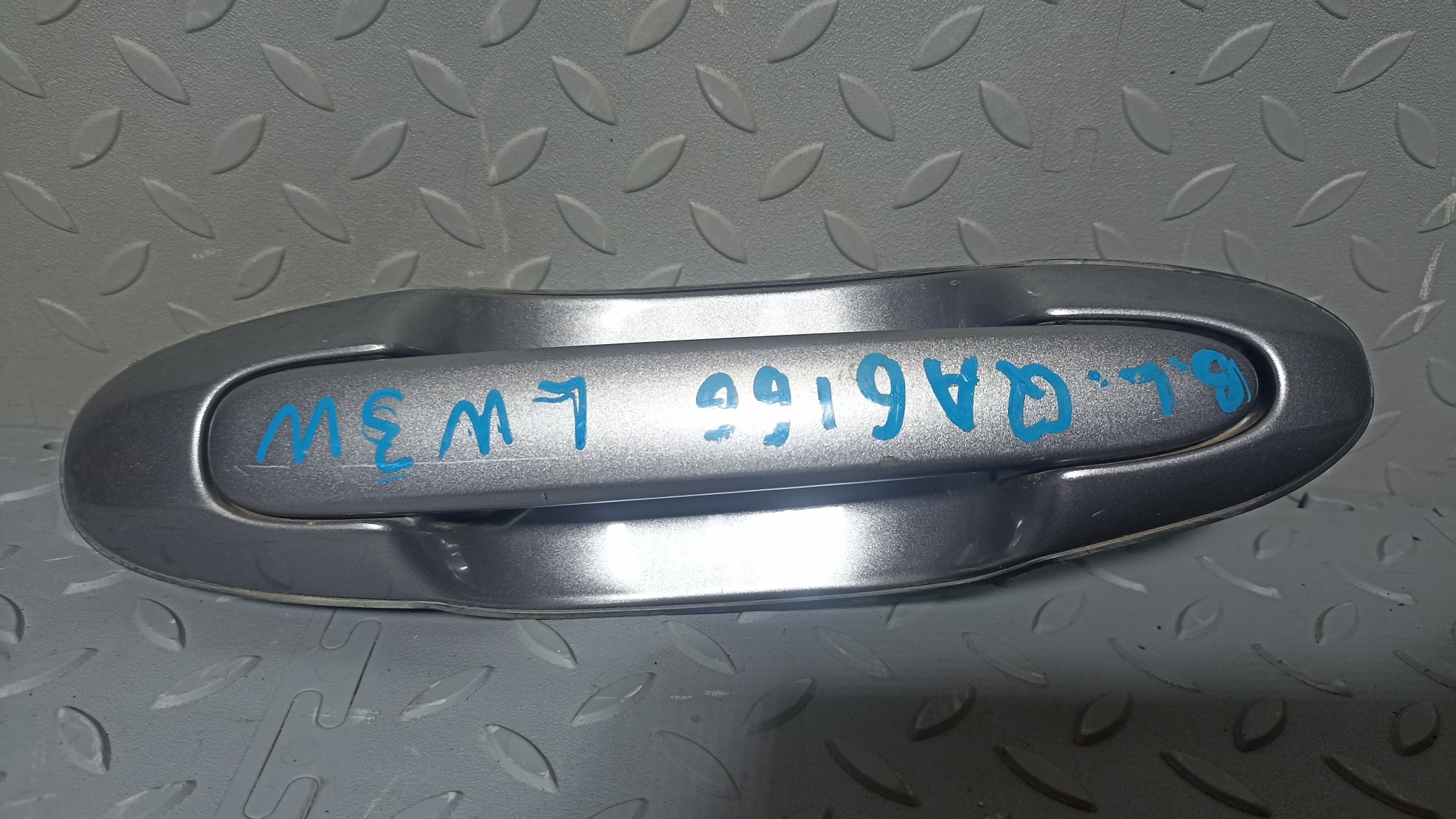 РУЧКА ДВЕРИ ВНЕШНЯЯ MAZDA ЗАДНЯЯ ЛЕВАЯ LD487341009  серый, 29Y QA6166