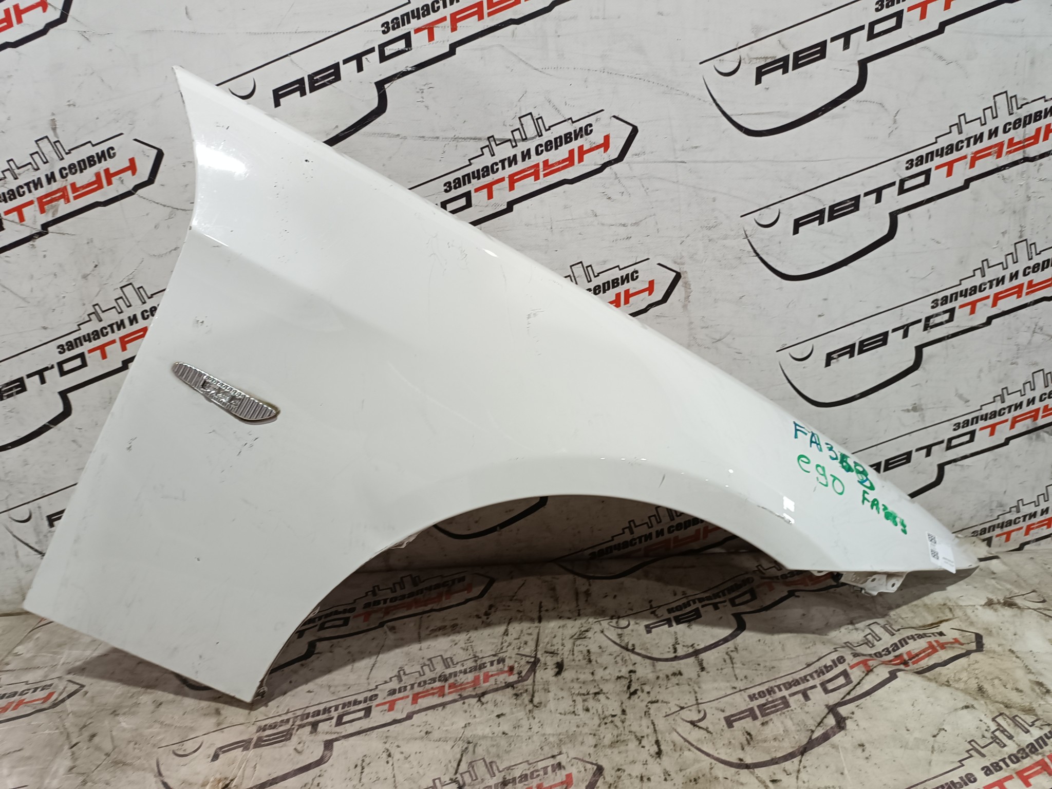 КРЫЛО BMW 3-SERIES 41357135680 ПЕРЕДНЕЕ ПРАВОЕ белый, 300 FA363