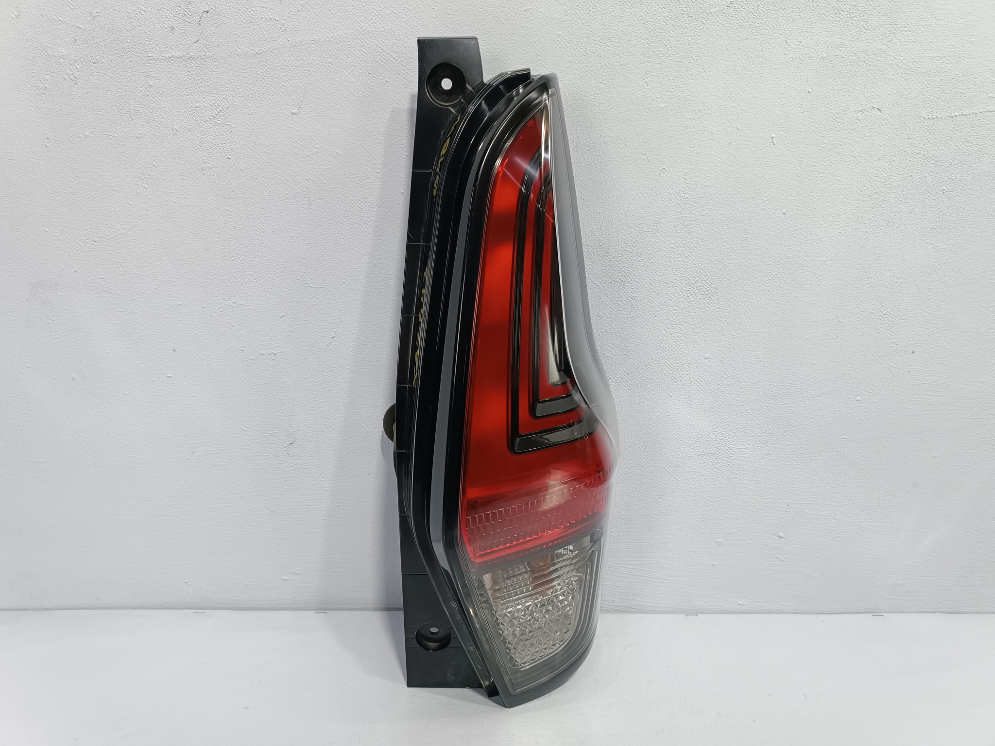 ФОНАРЬ NISSAN MITSUBISHI ПРАВЫЙ 265507MA0A XA7543