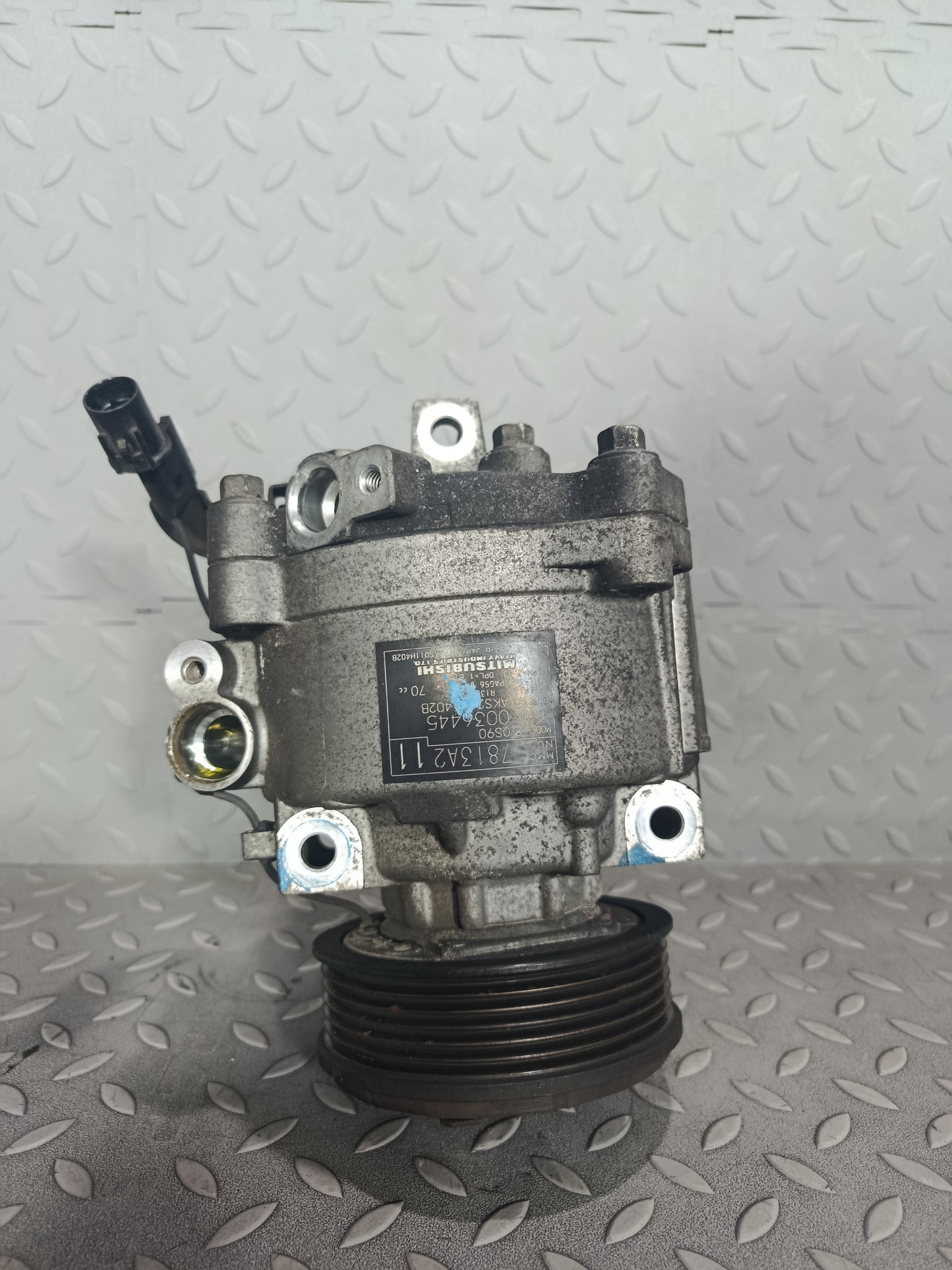 КОМПРЕССОР КОНДИЦИОНЕРА MITSUBISHI 7813A211  KB2161Z