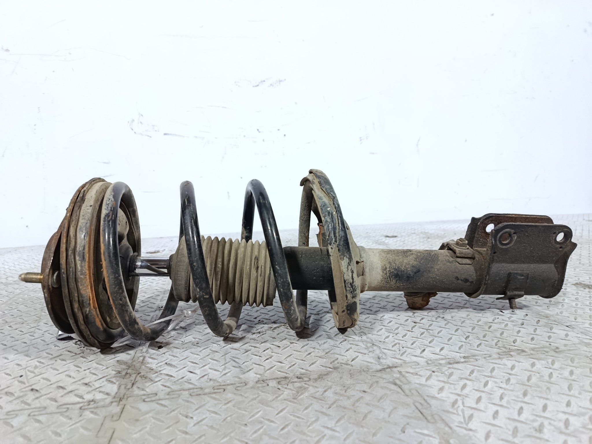СТОЙКА ХОДОВКИ MITSUBISHI ПЕРЕДНЯЯ ЛЕВАЯ MR316601  XE364