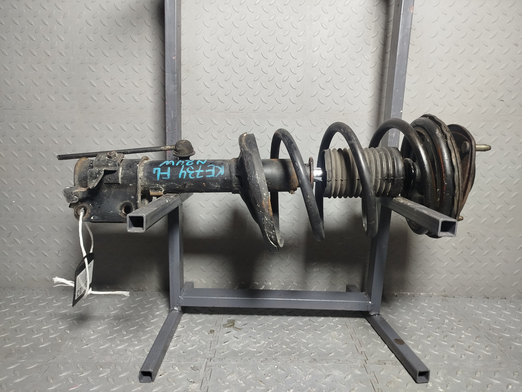 СТОЙКА ХОДОВКИ MITSUBISHI ПЕРЕДНЯЯ ЛЕВАЯ MR316601  KE734
