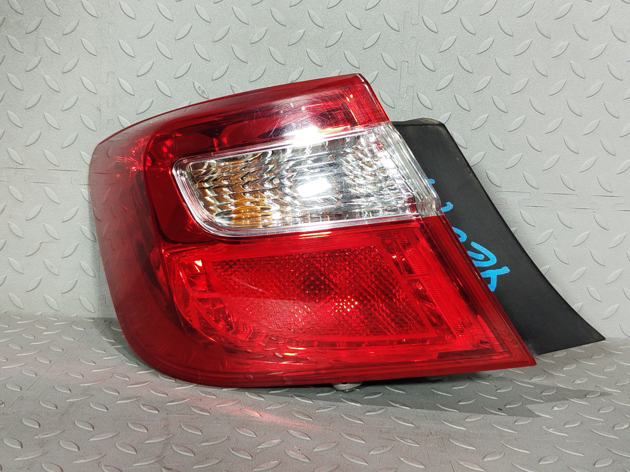ФОНАРЬ TOYOTA DAIHATSU ЛЕВЫЙ 8156133550  YE047