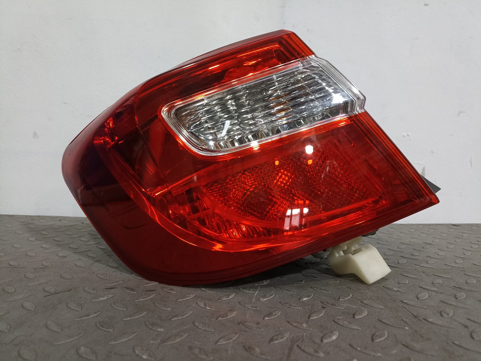 ФОНАРЬ TOYOTA DAIHATSU ЛЕВЫЙ 8156133550 YE126