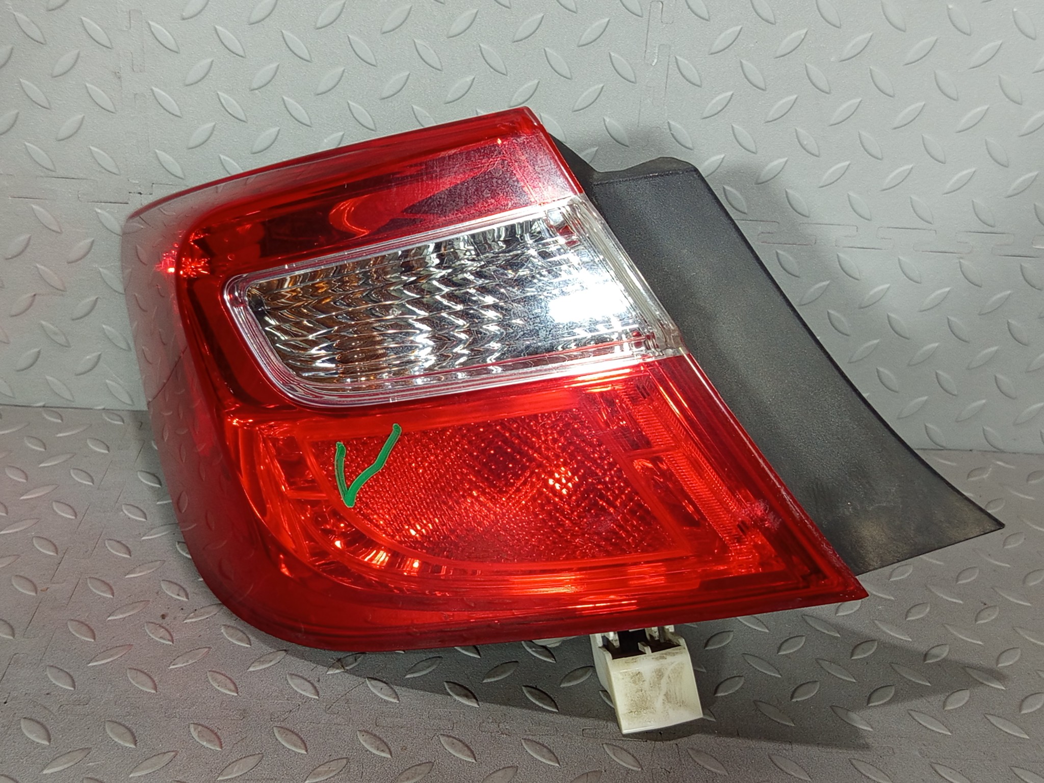 ФОНАРЬ TOYOTA DAIHATSU ЛЕВЫЙ 8156133550  FA916