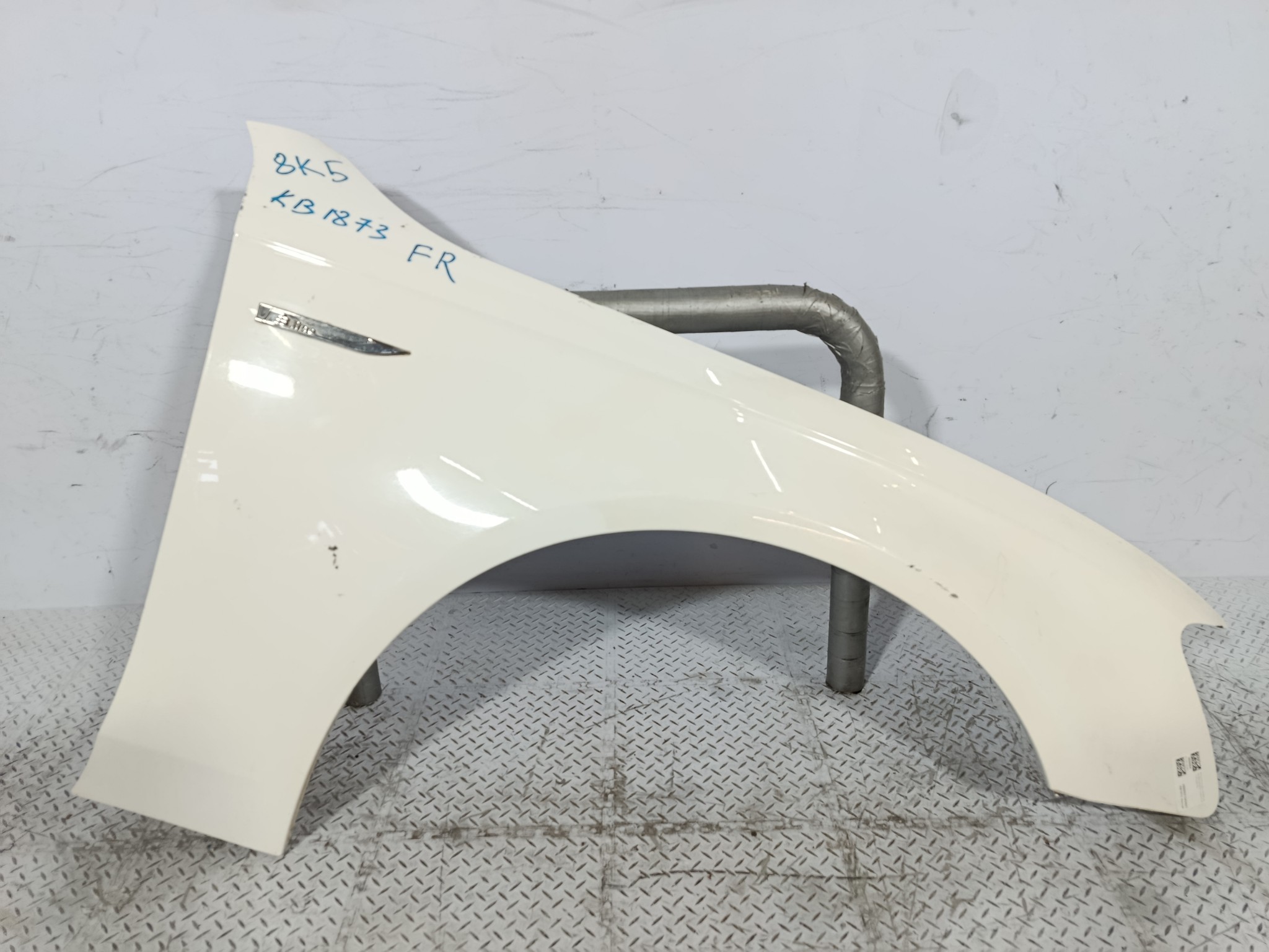 КРЫЛО AUDI A4 8K0821106A ПЕРЕДНЕЕ ПРАВОЕ белый KB1873