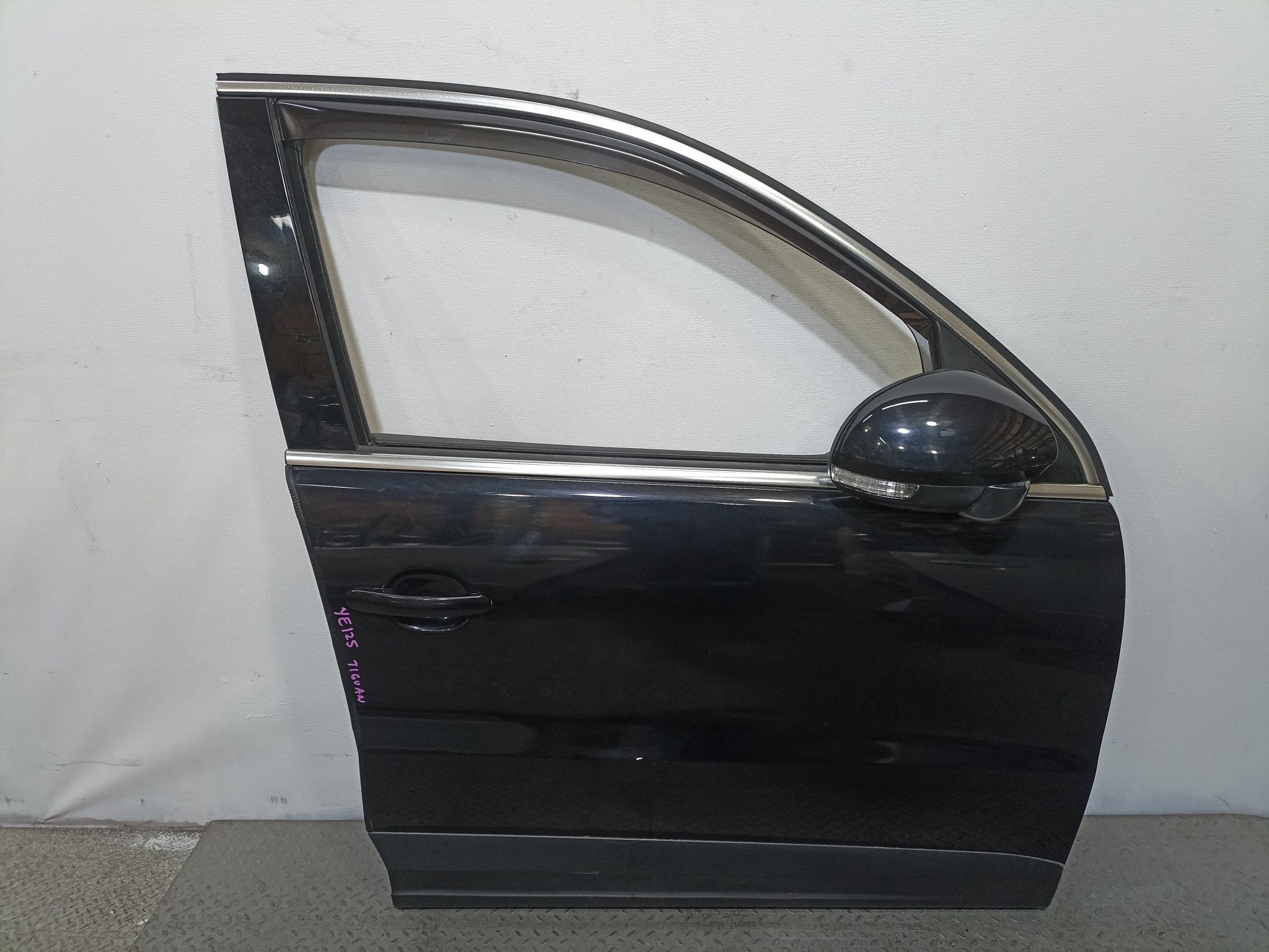 ДВЕРЬ VOLKSWAGEN TIGUAN 5N0831056B ПЕРЕДНЯЯ ПРАВАЯ черный, LC9X YE125