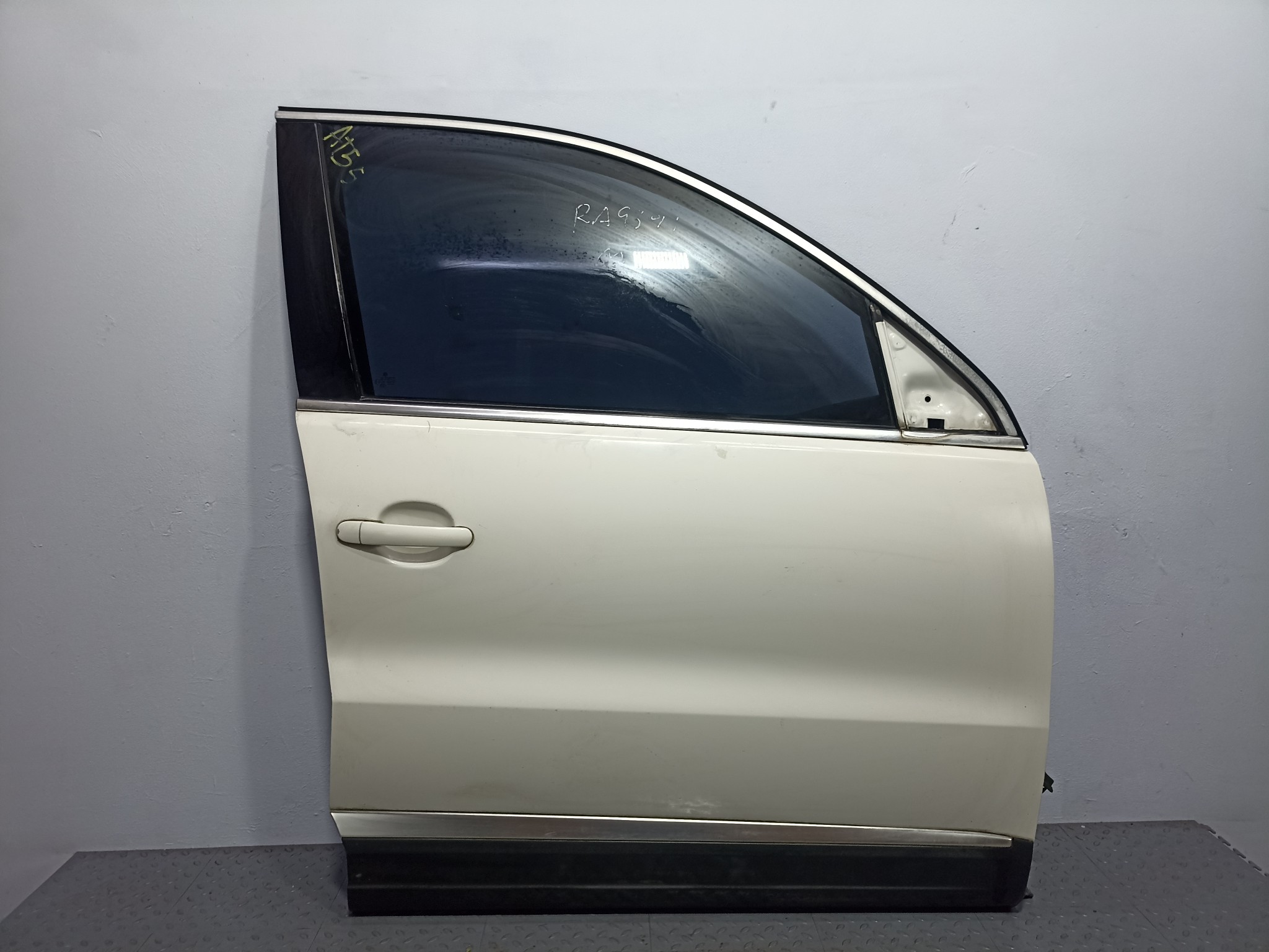 ДВЕРЬ VOLKSWAGEN TIGUAN 5N0831056B ПЕРЕДНЯЯ ПРАВАЯ белый P021