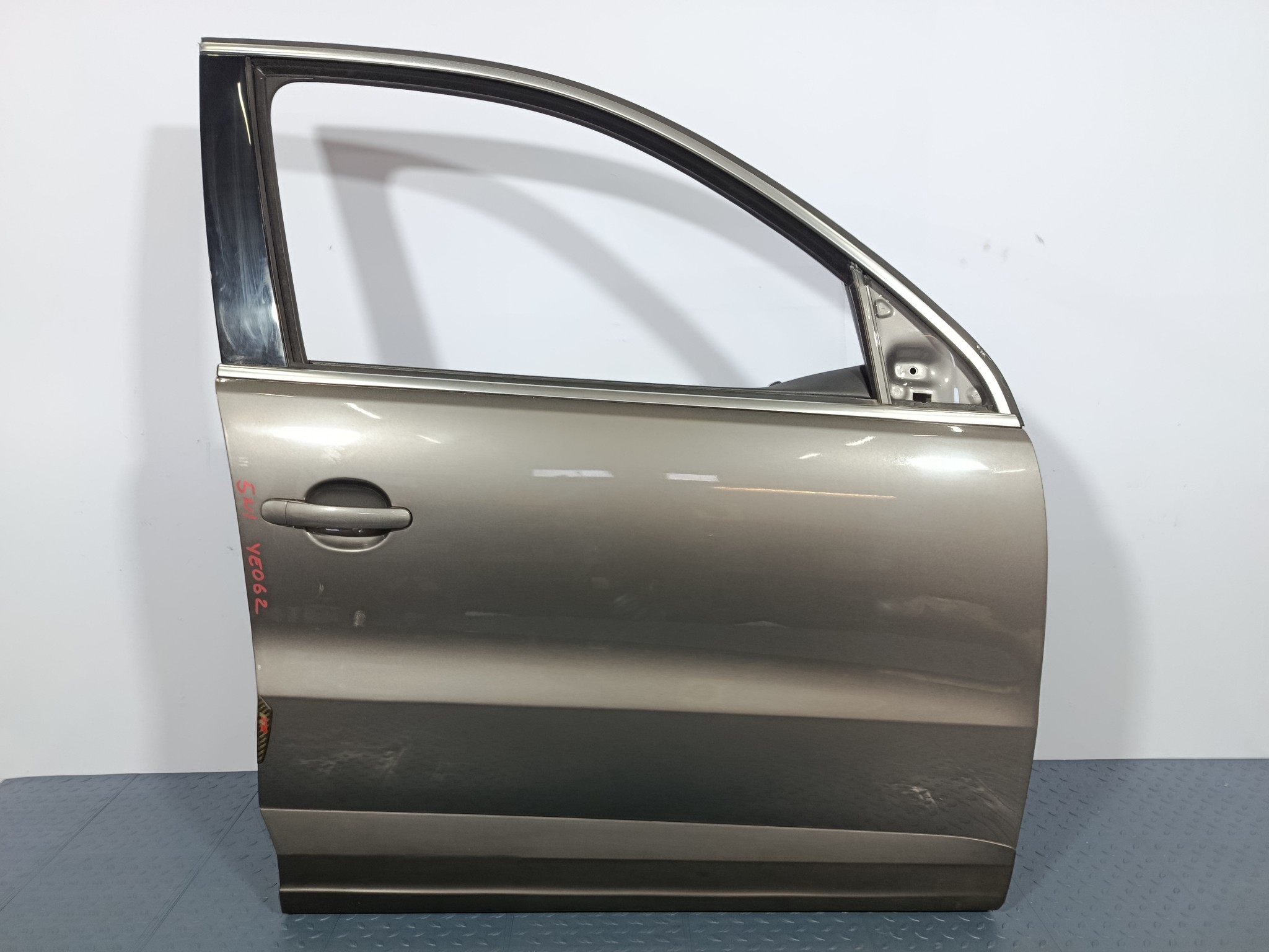ДВЕРЬ VOLKSWAGEN TIGUAN 5N0831056B ПЕРЕДНЯЯ ПРАВАЯ серый, LD7S YE062