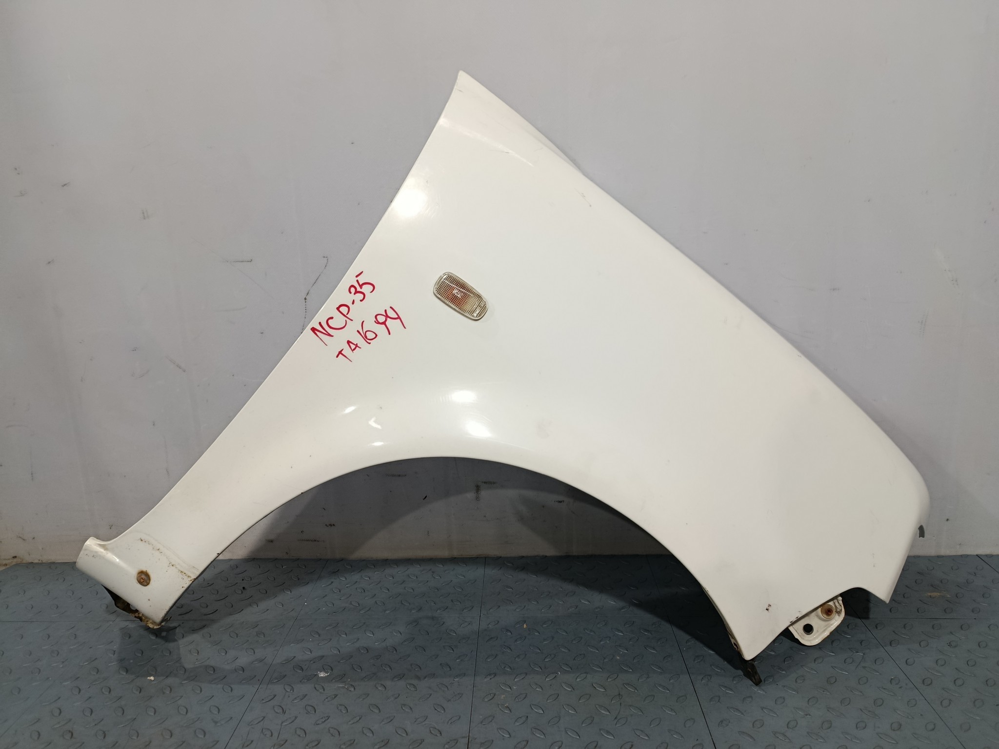 КРЫЛО TOYOTA SCION BB XB 5381152080 ПЕРЕДНЕЕ ПРАВОЕ  белый, 068 TA1694