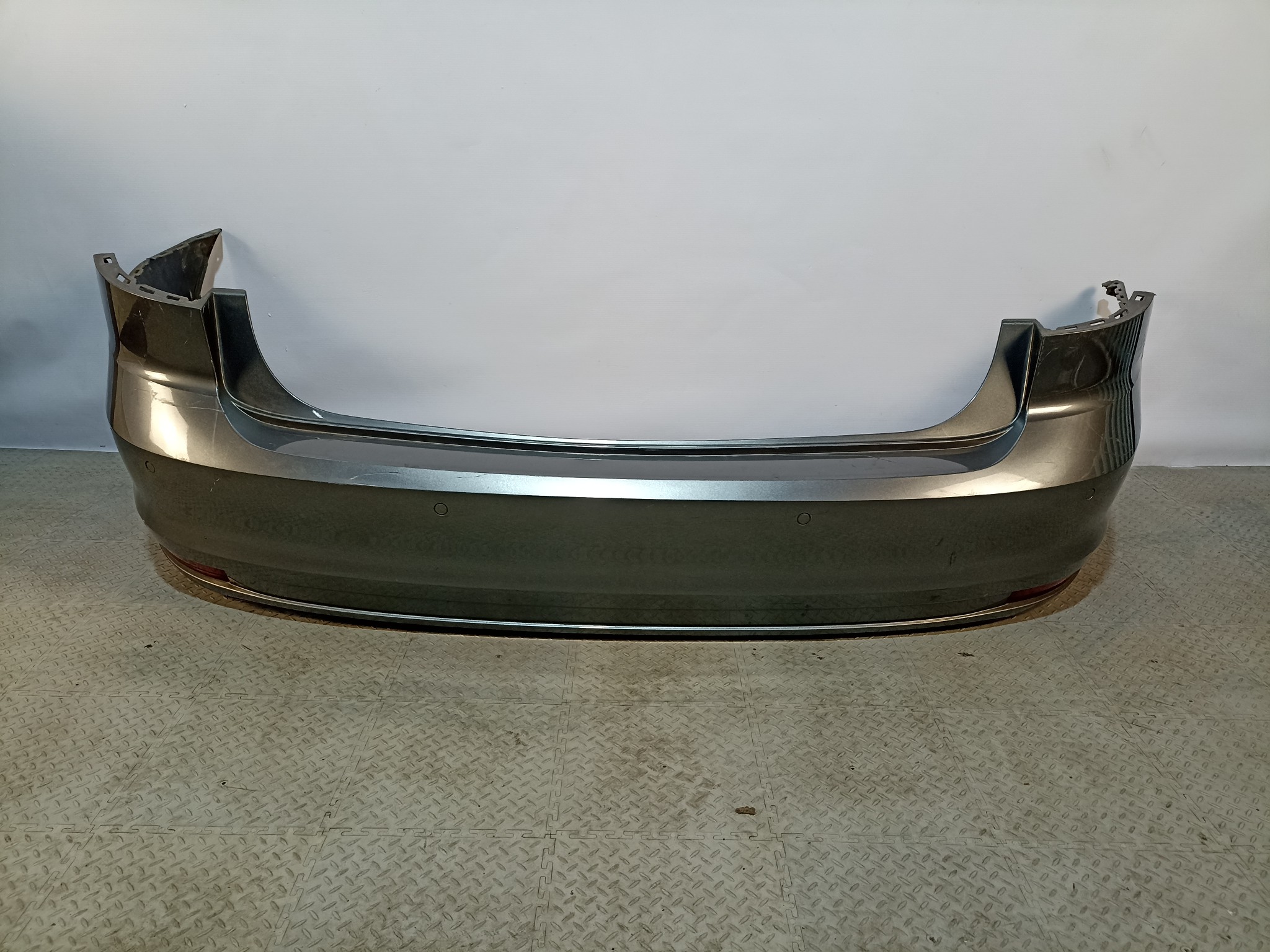 БАМПЕР VOLKSWAGEN JETTA 5CU807421C ЗАДНИЙ серый DY210