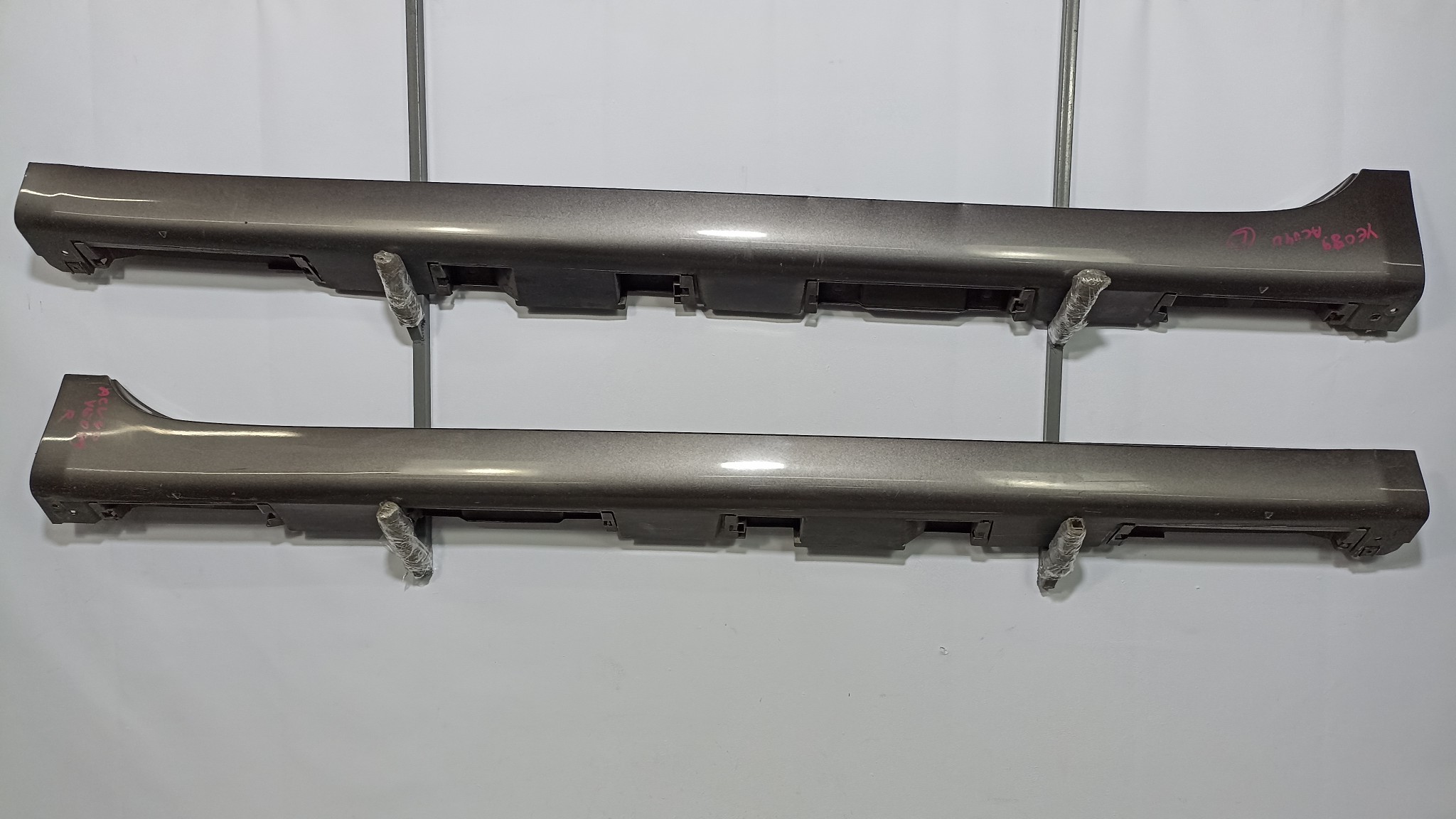 ПОРОГ ПЛАСТИК TOYOTA DAIHATSU 7585033030B0 ЛЕВЫЙ ПРАВЫЙ  темно-серый, 1G3 YE089