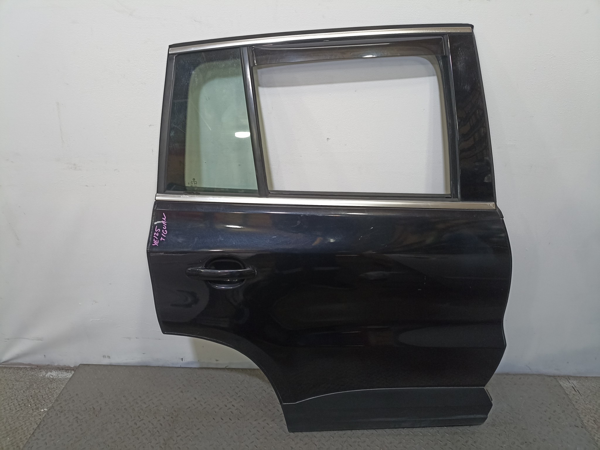 ДВЕРЬ VOLKSWAGEN TIGUAN 5N0833056A ЗАДНЯЯ ПРАВАЯ черный, LC9X YE125