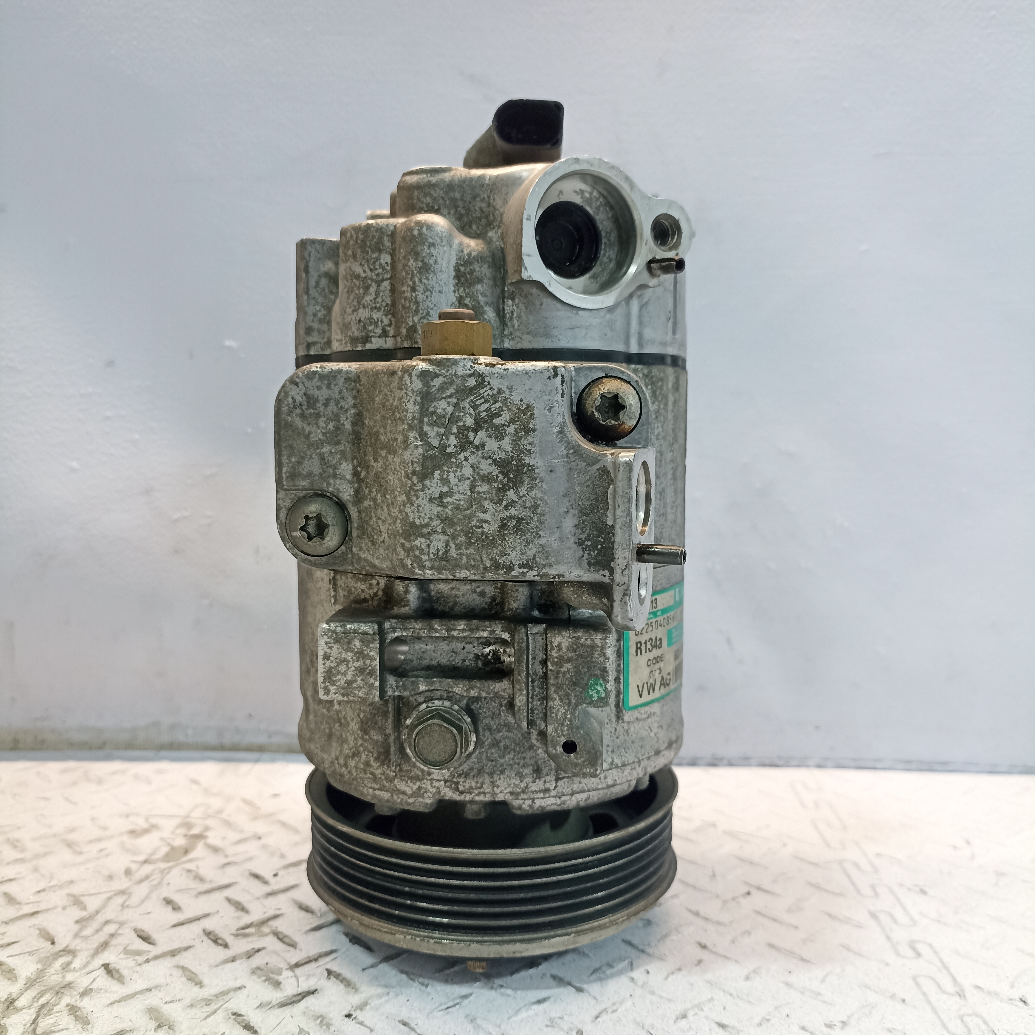 КОМПРЕССОР КОНДИЦИОНЕРА AUDI VOLKSWAGEN SEAT SKODA 6Q0820808D D3366