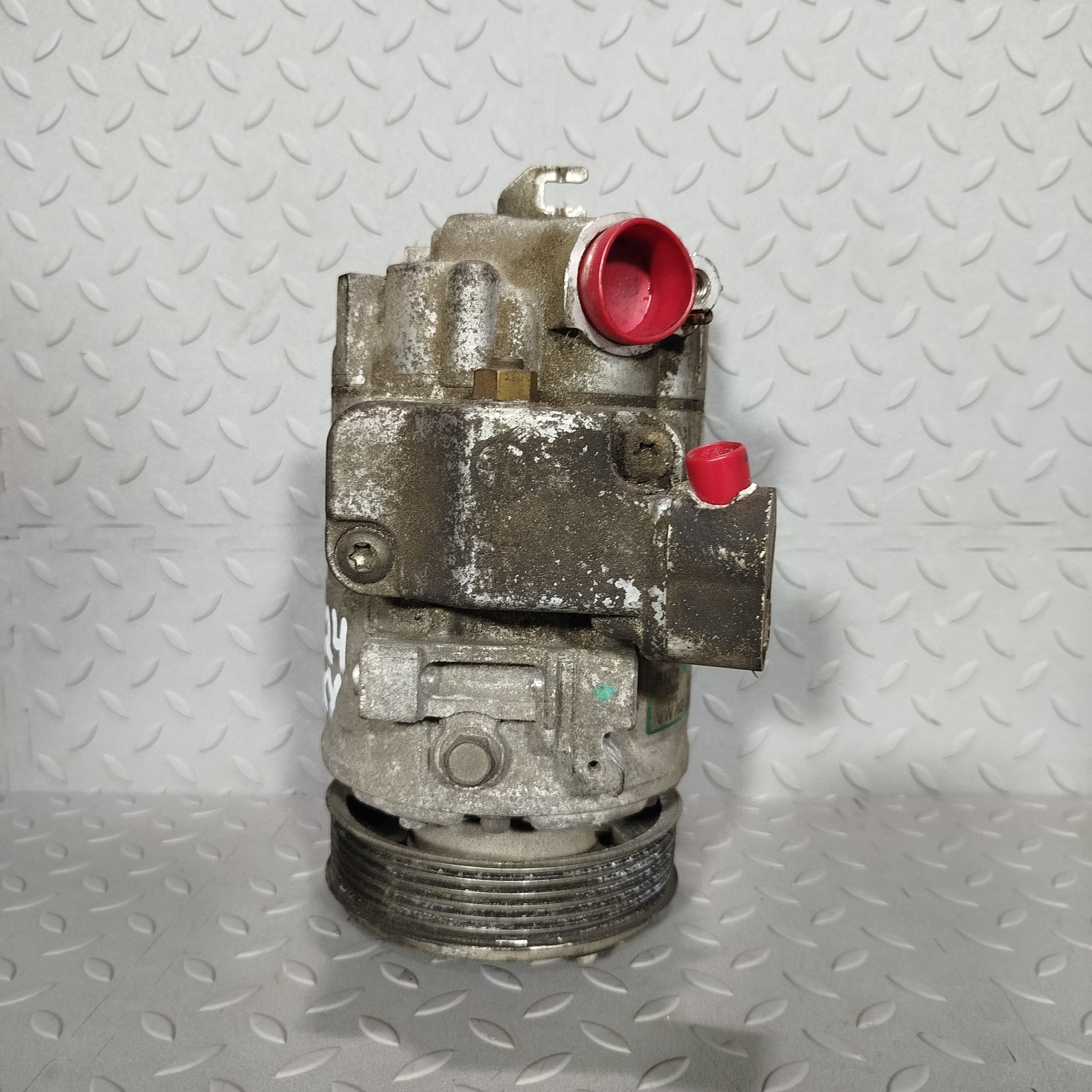 КОМПРЕССОР КОНДИЦИОНЕРА AUDI VOLKSWAGEN SEAT SKODA 6Q0820808D F2524Z