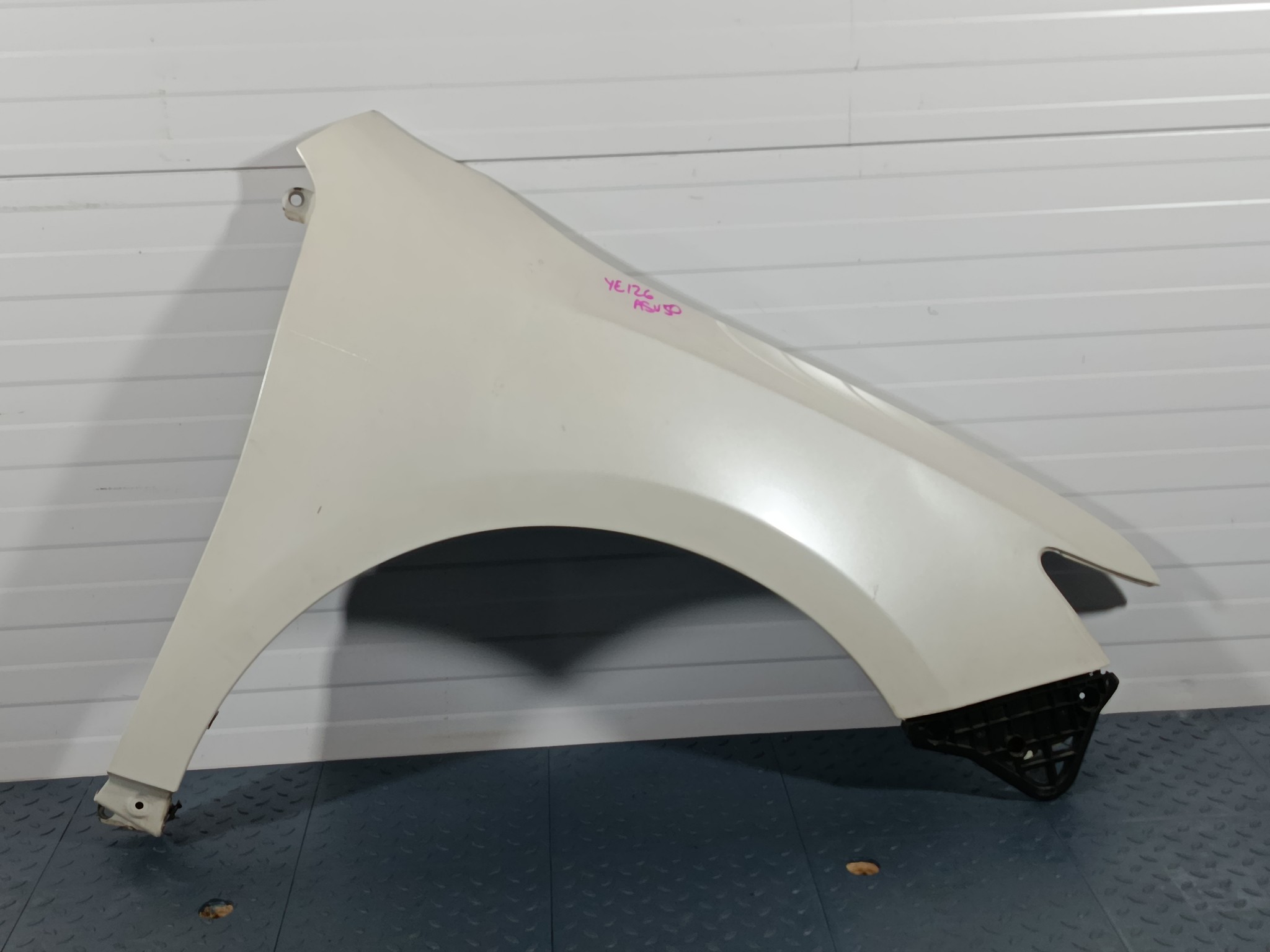 КРЫЛО TOYOTA DAIHATSU ALTIS CAMRY 5381133210 ПЕРЕДНЕЕ ПРАВОЕ белый, 070 YE126