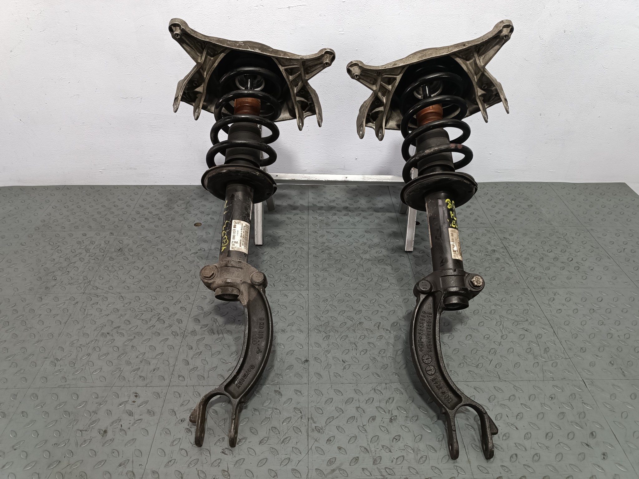 СТОЙКА ХОДОВКИ AUDI ПЕРЕДНЯЯ ПРАВАЯ ЛЕВАЯ 8R0413031BE YE073