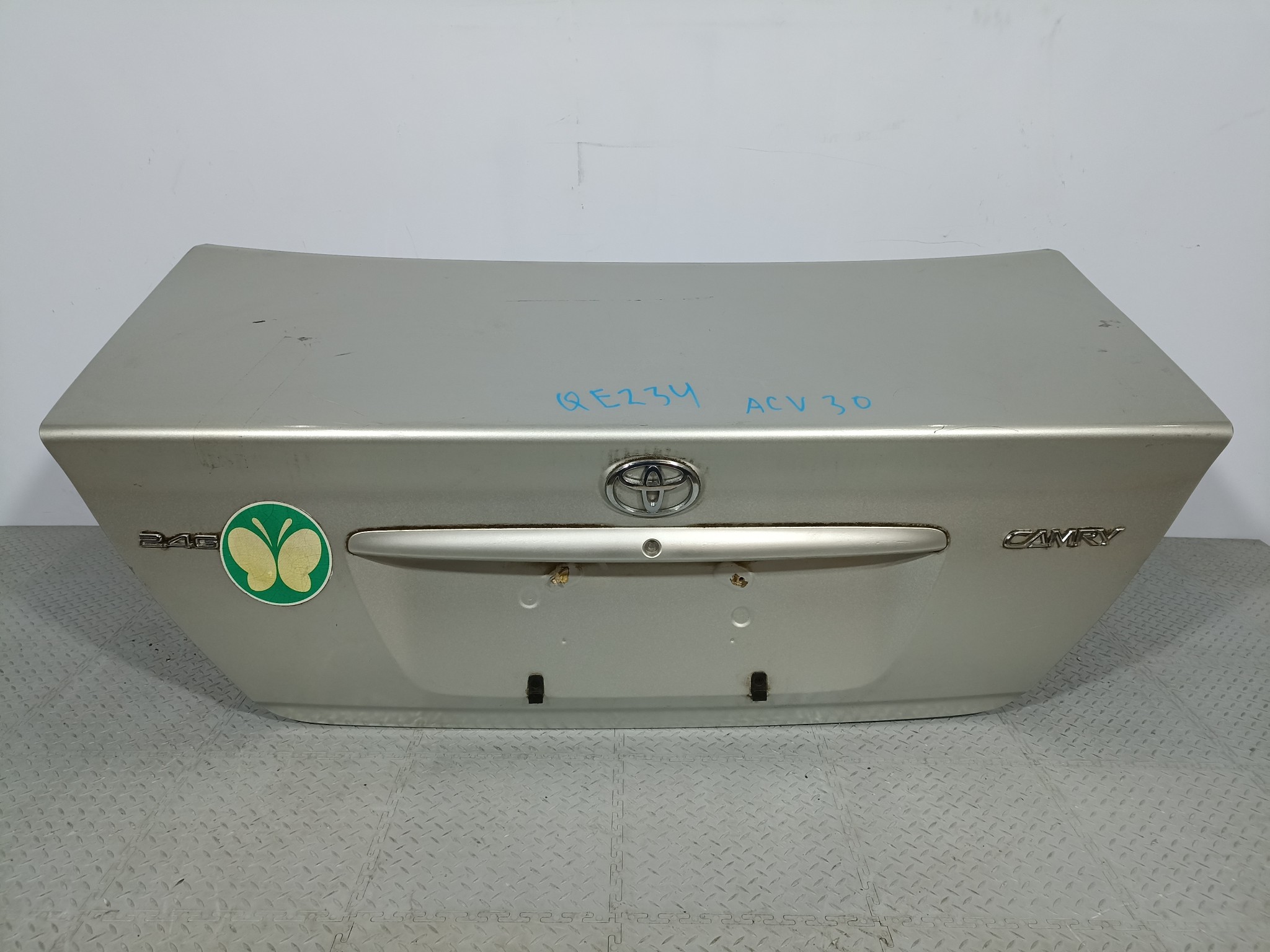 КРЫШКА БАГАЖНИКА TOYOTA DAIHATSU ALTIS CAMRY 6440133300  серебро, 1C8 QE234