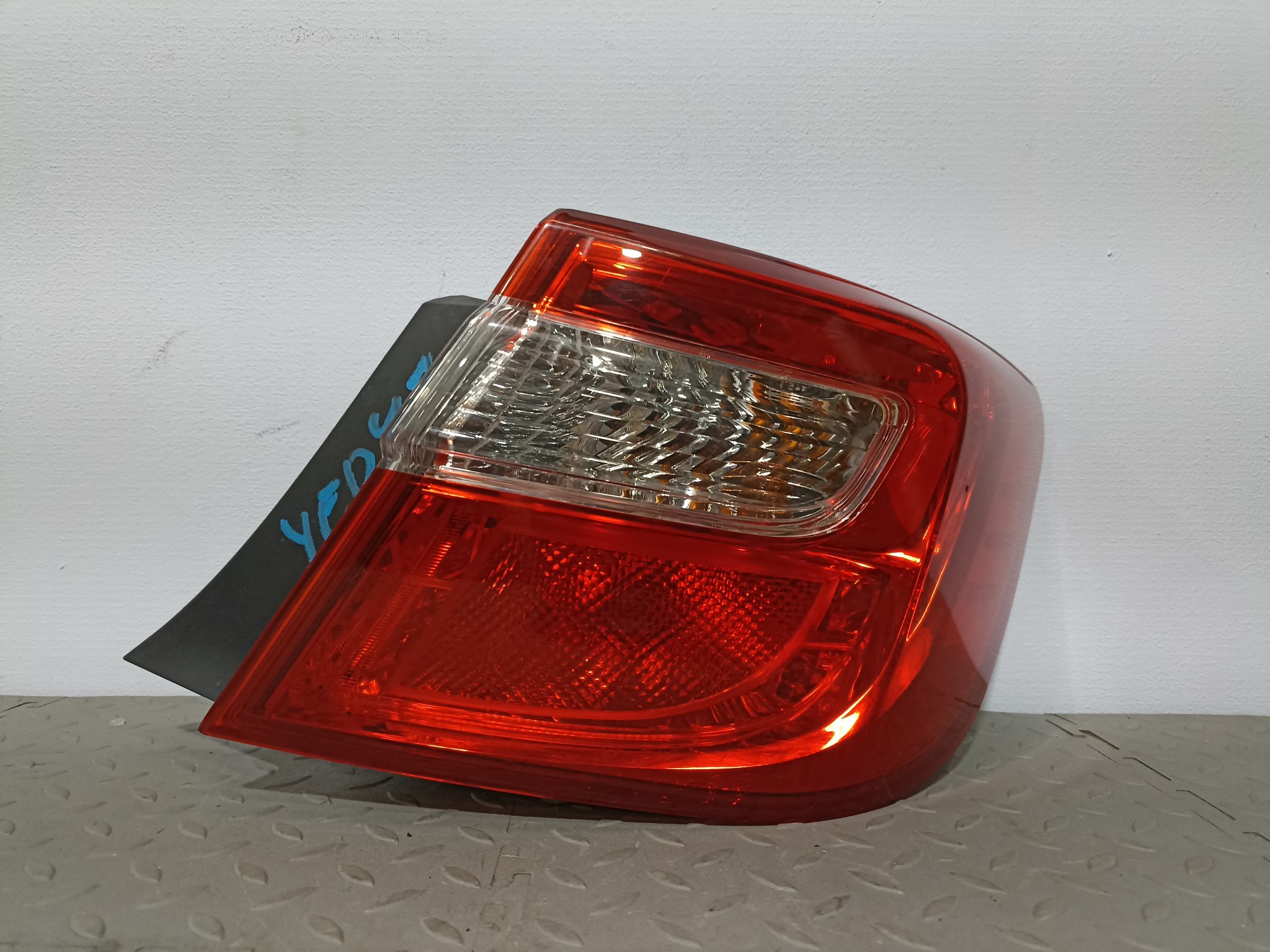 ФОНАРЬ TOYOTA DAIHATSU ПРАВЫЙ 8155133550  YE047