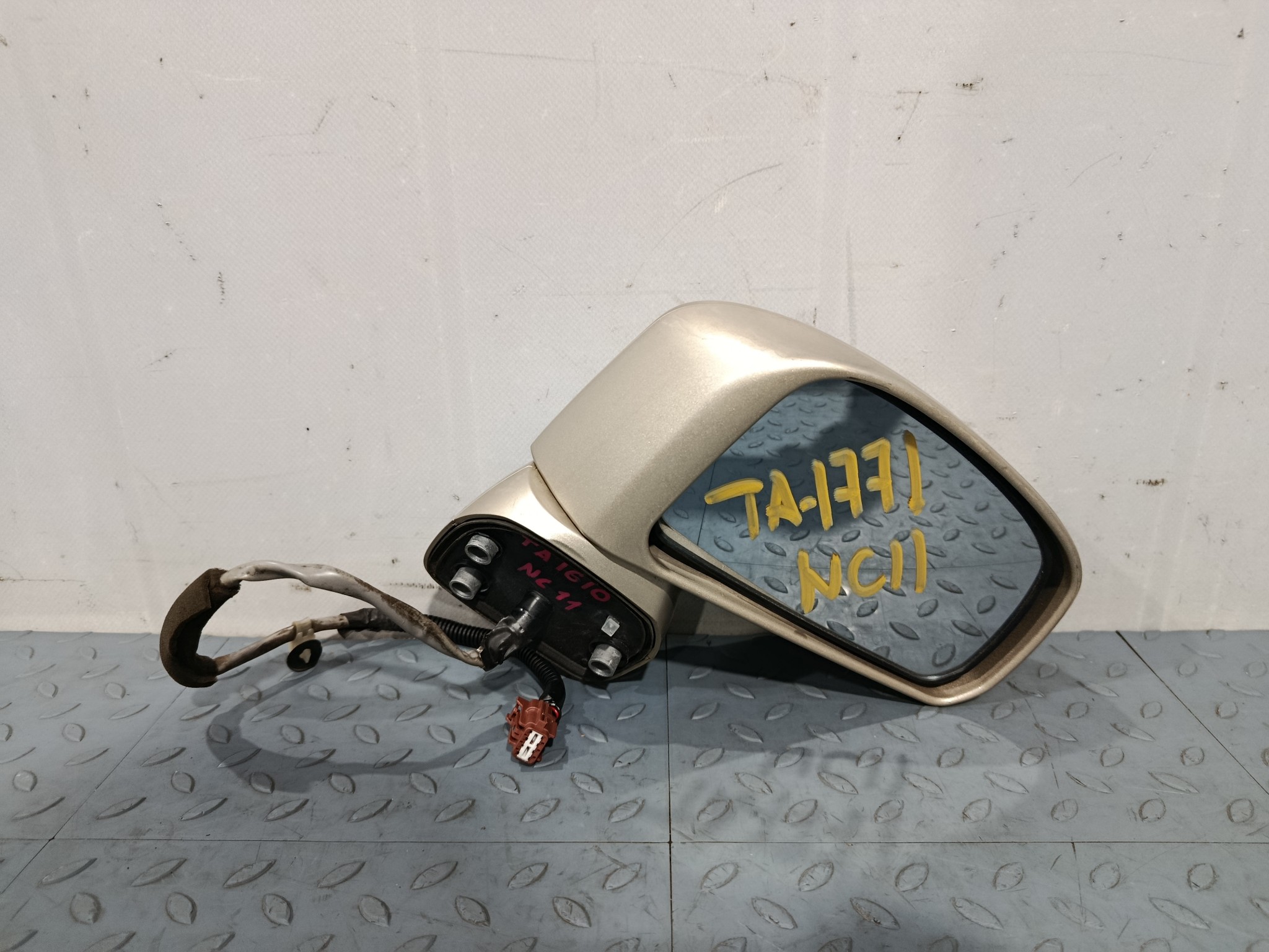 ЗЕРКАЛО NISSAN TIIDA TIIDA LATIO ПРАВОЕ 963011JY3D  бежевый, C42 TA1781