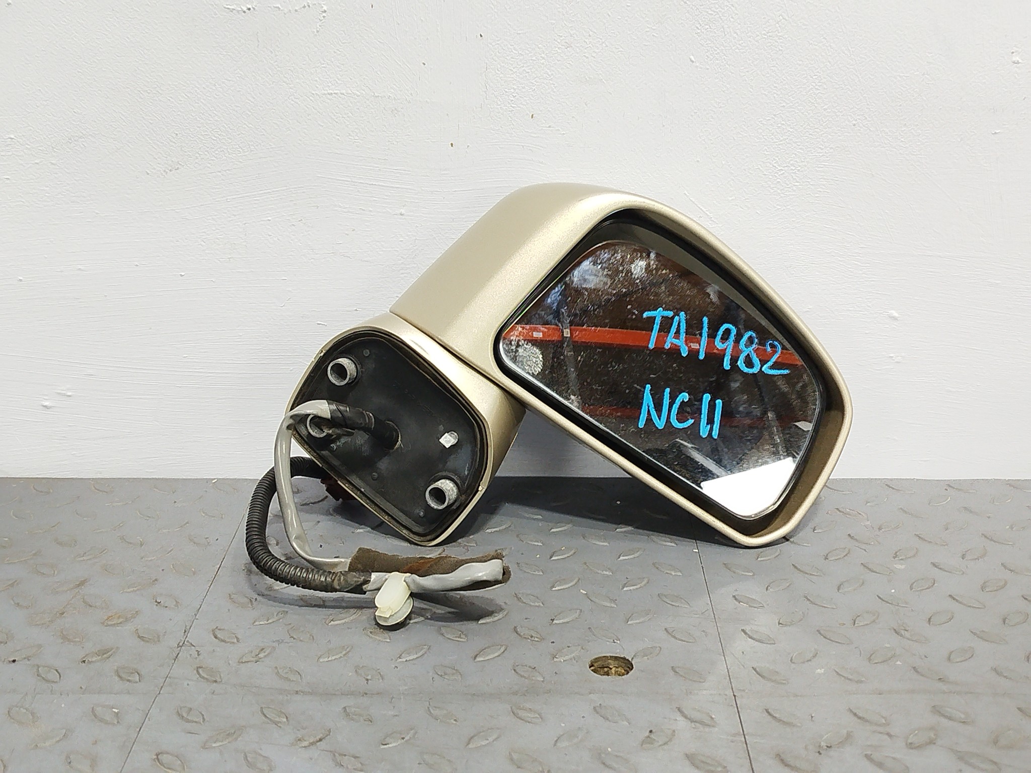 ЗЕРКАЛО NISSAN TIIDA TIIDA LATIO ПРАВОЕ 963011JY3D  золотой, C42 TA1982